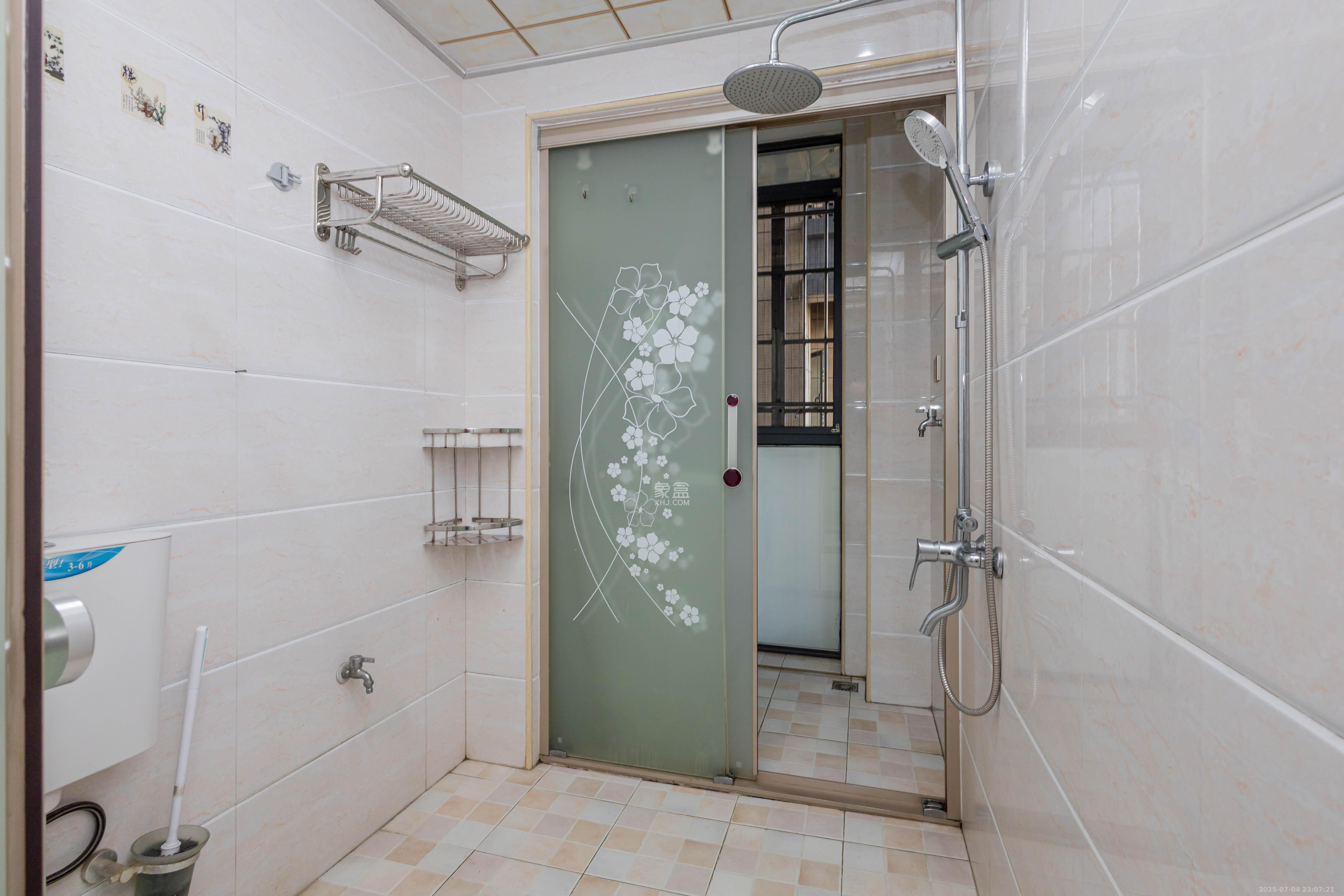 中交中央公园D2区 3室2厅2卫 122.0万 中交中央公园D2区 3室2厅2卫 122.0万卫生间