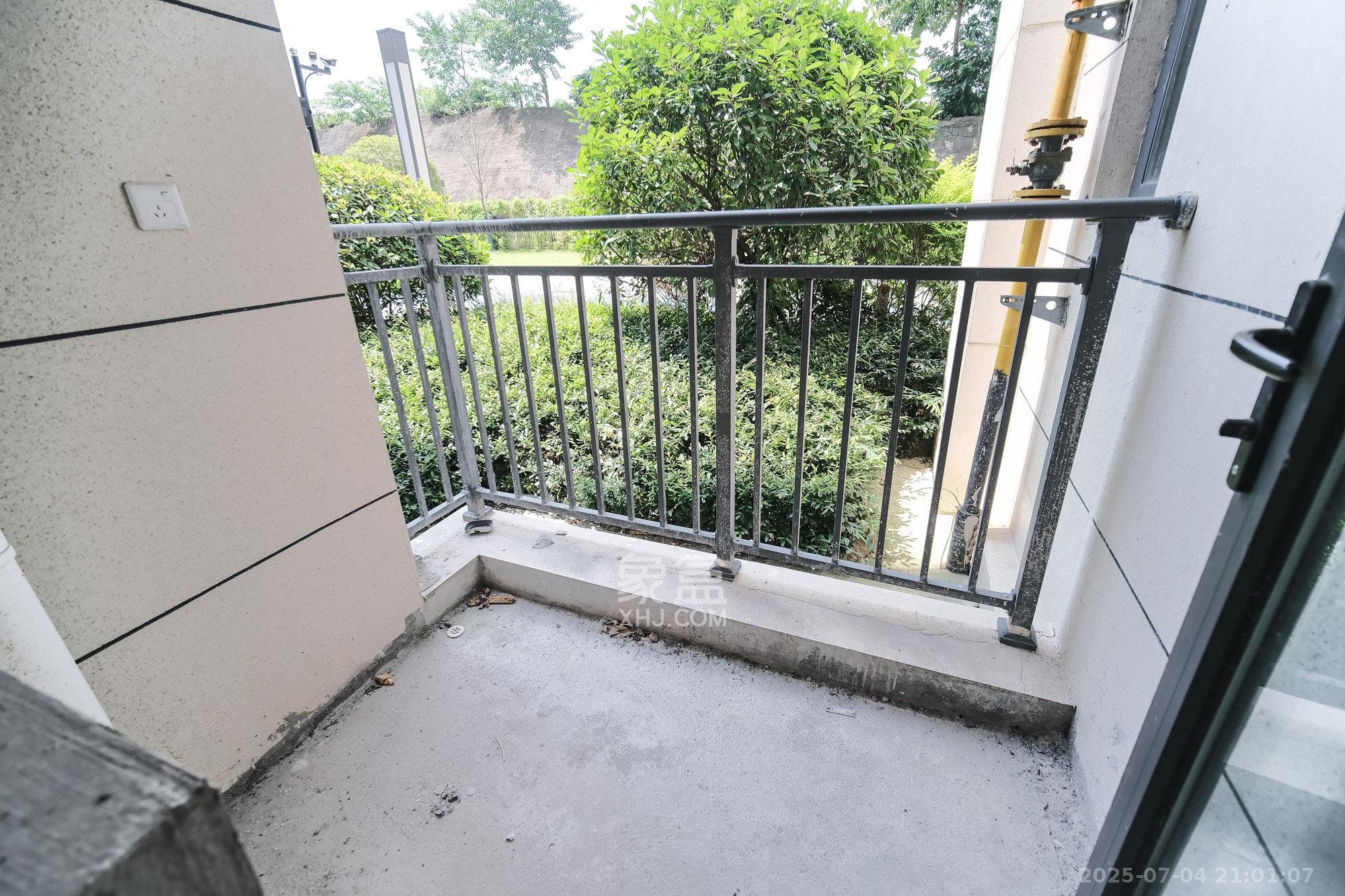 保利金香槟  4室2厅2卫   103.00万阳台