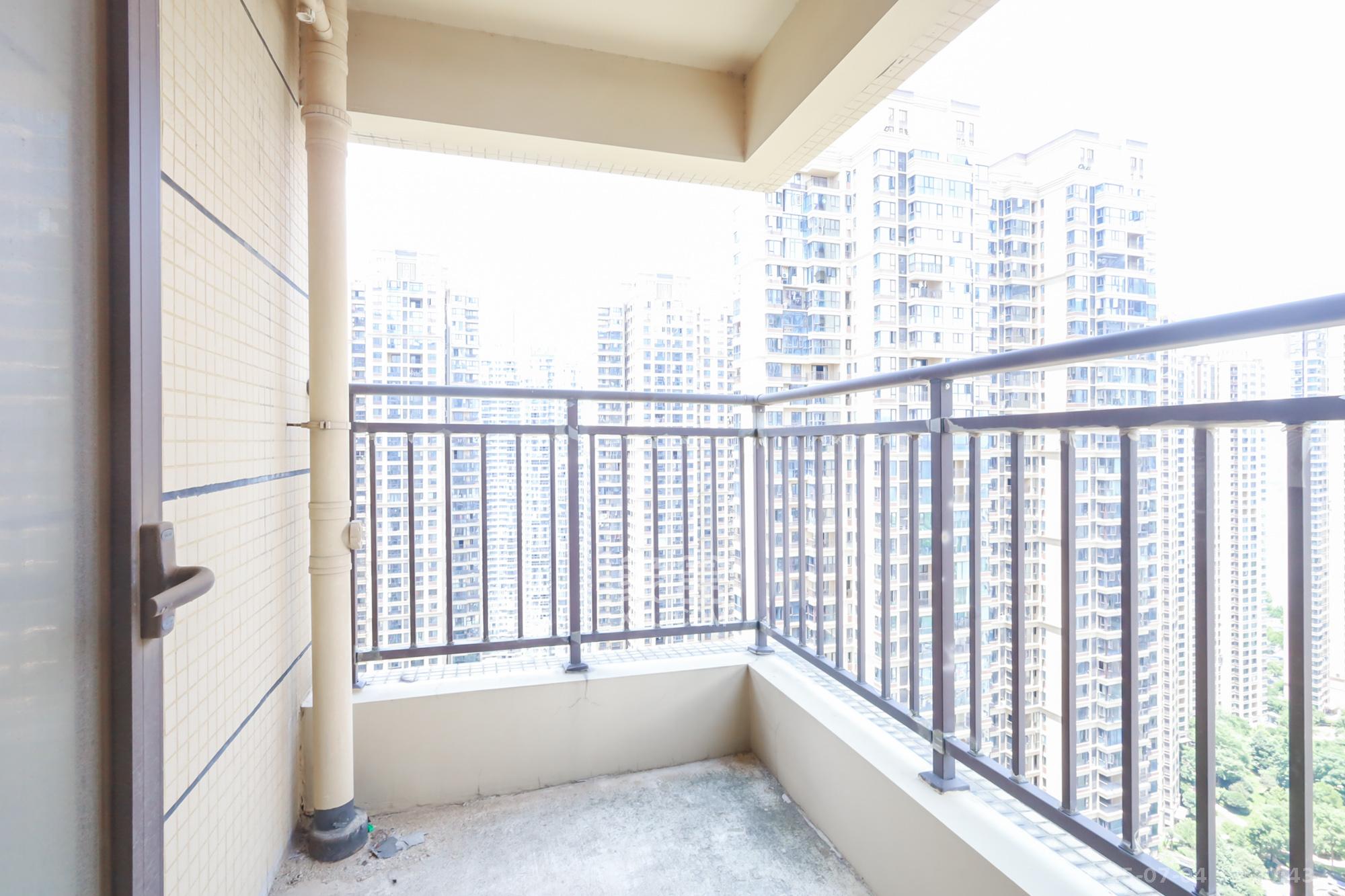 保利西海岸B区  4室2厅2卫    218.0万阳台