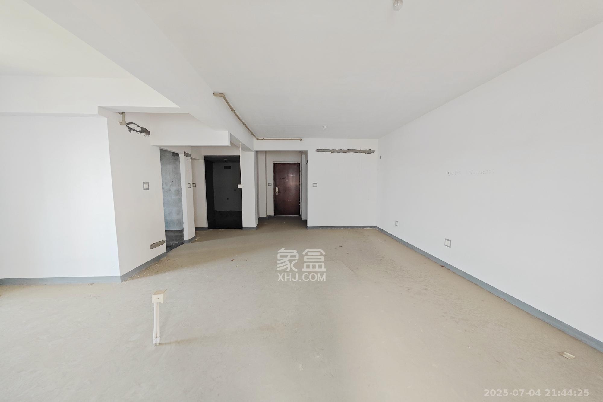 建发中央悦府  3室2厅2卫   140.00万客厅