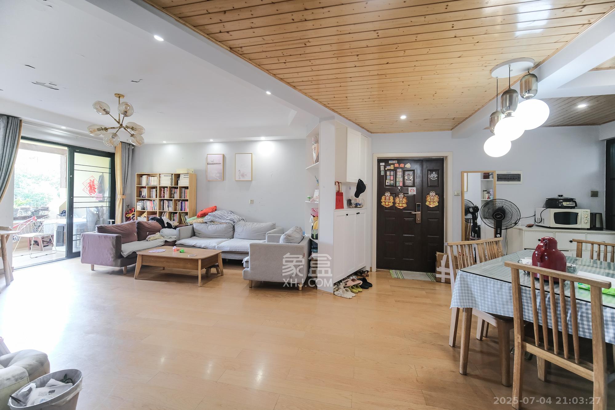 郡原居里  3室2厅1卫    88.8万 郡原居里  3室2厅1卫    88.8万客厅