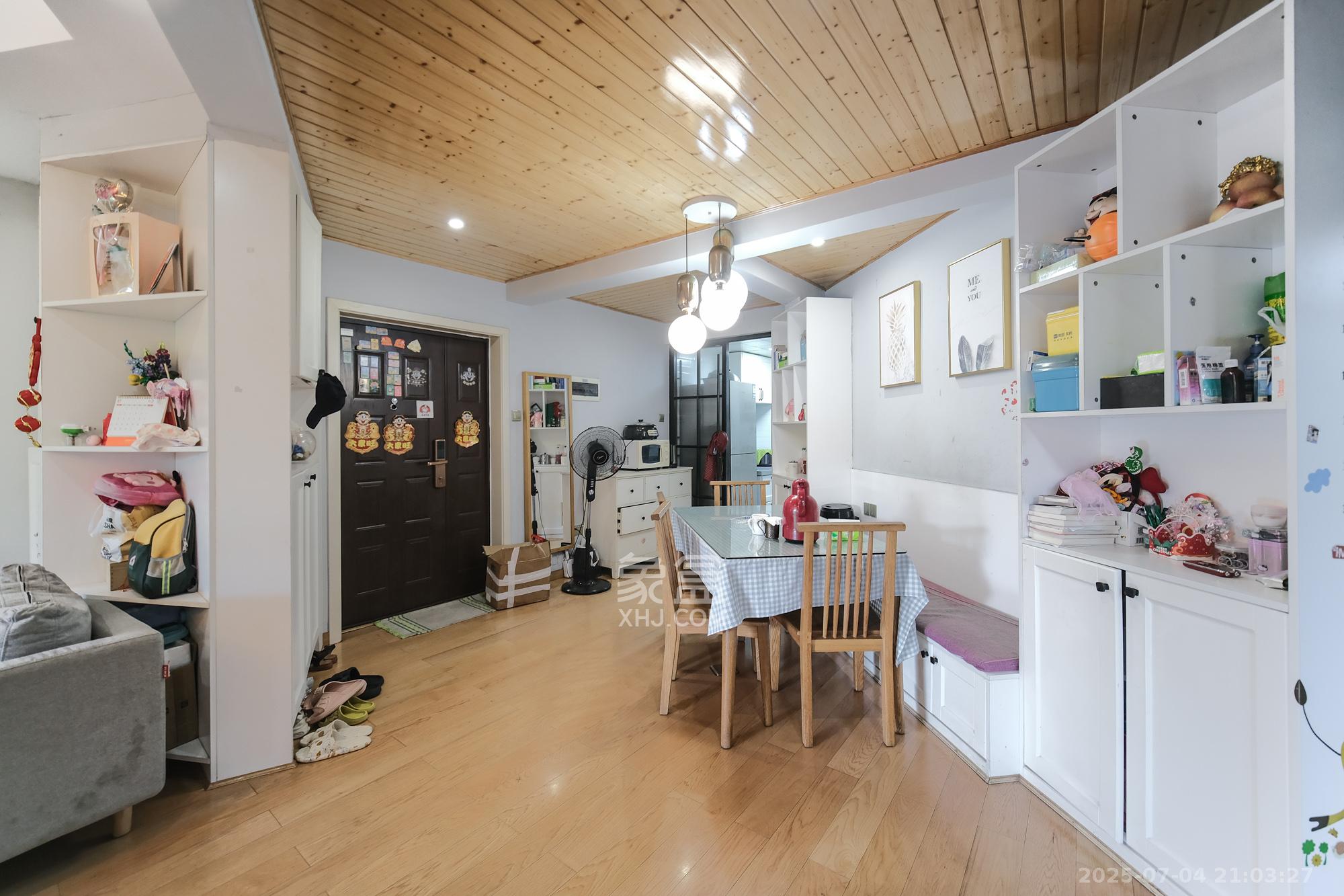 郡原居里  3室2厅1卫    88.8万 郡原居里  3室2厅1卫    88.8万客厅