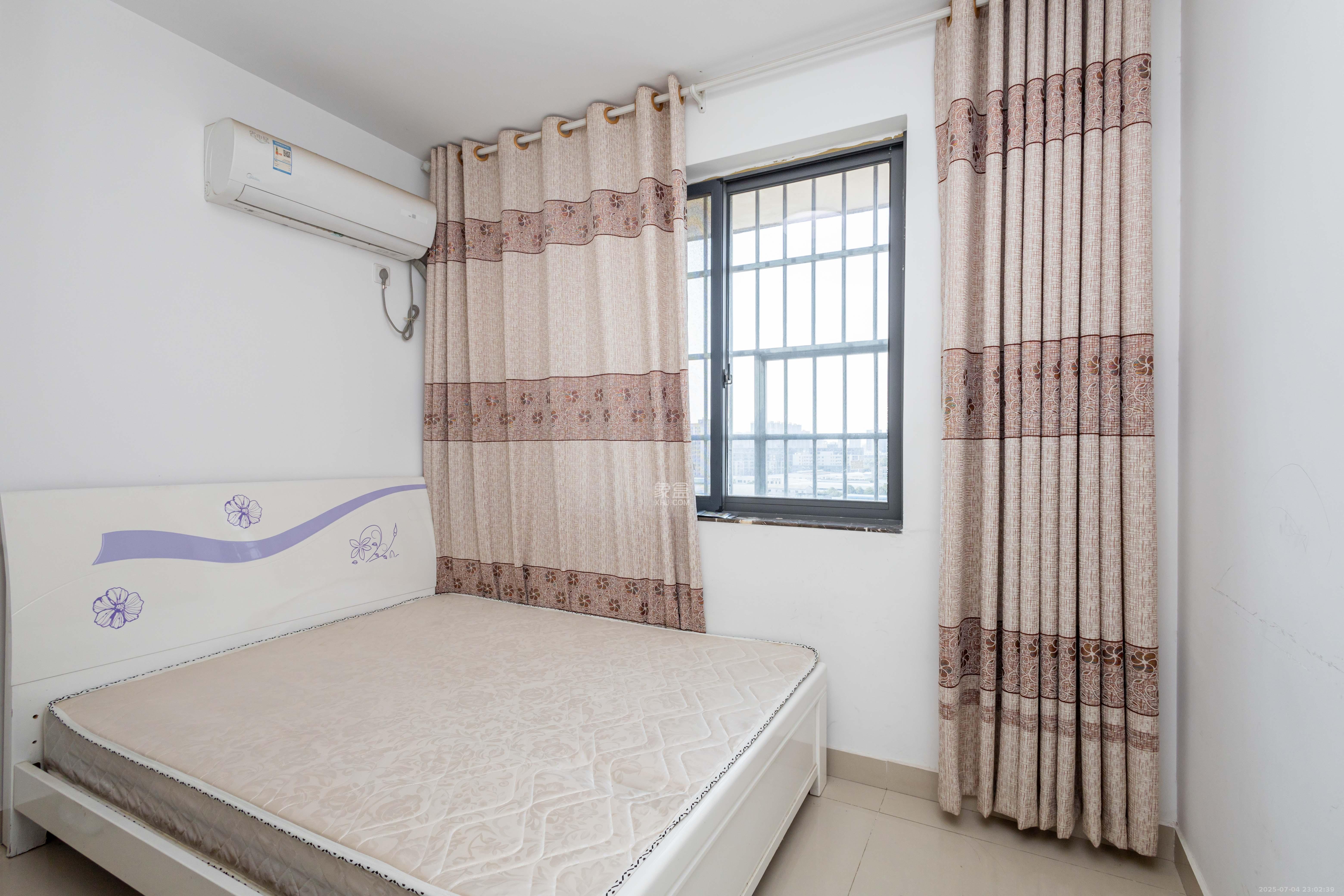 湘楚华庭 3室2厅1卫 56.0万 湘楚华庭 3室2厅1卫 56.0万卧室