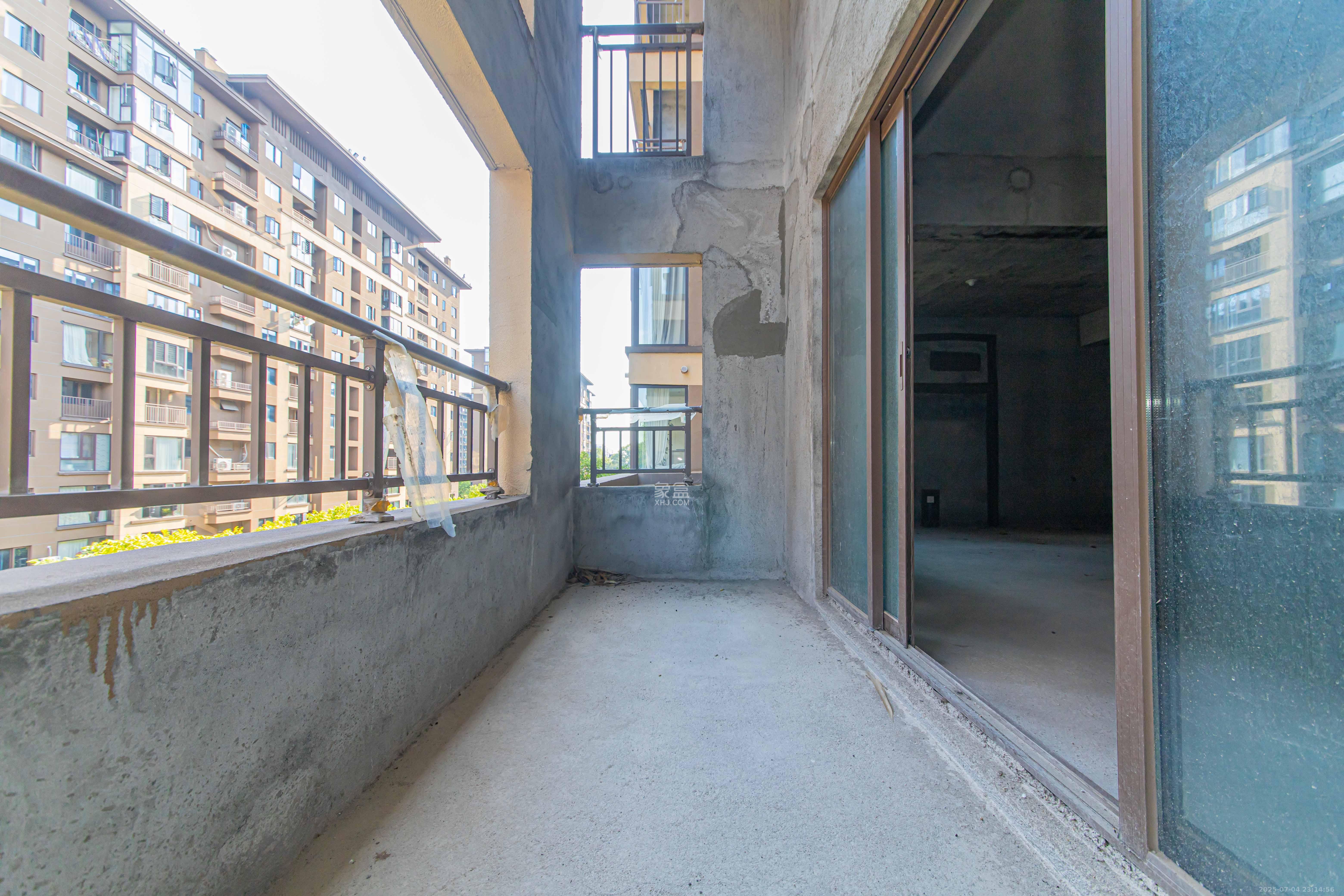 大唐印象三期御玺 4室2厅3卫 133.0万 大唐印象三期御玺 4室2厅3卫 133.0万阳台