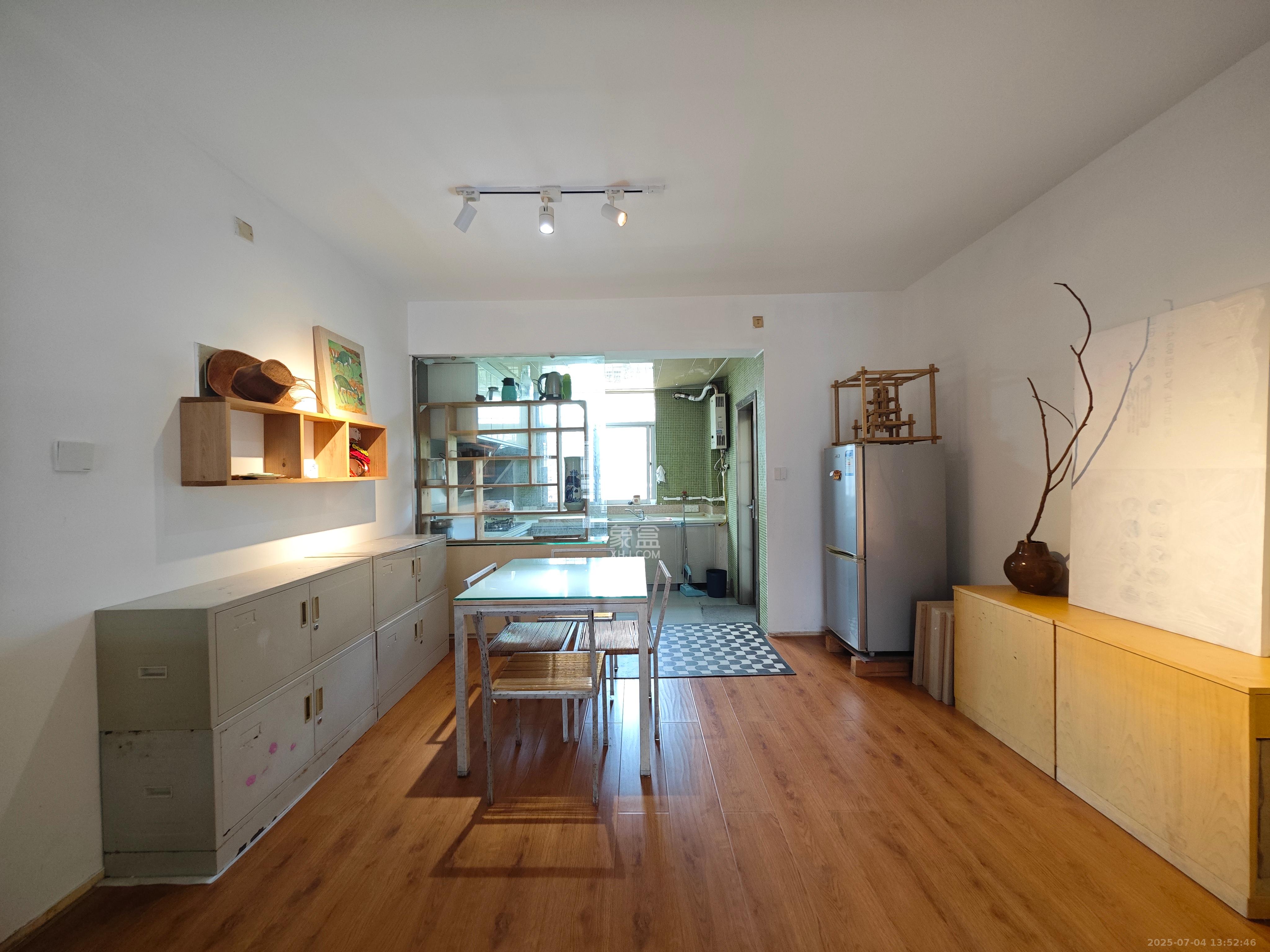 莲湖汽车饰品城(莲湖公寓)  2室2厅1卫    1500.0元/月 莲湖汽车饰品城(莲湖公寓)  2室2厅1卫    1500.0元/月室内图