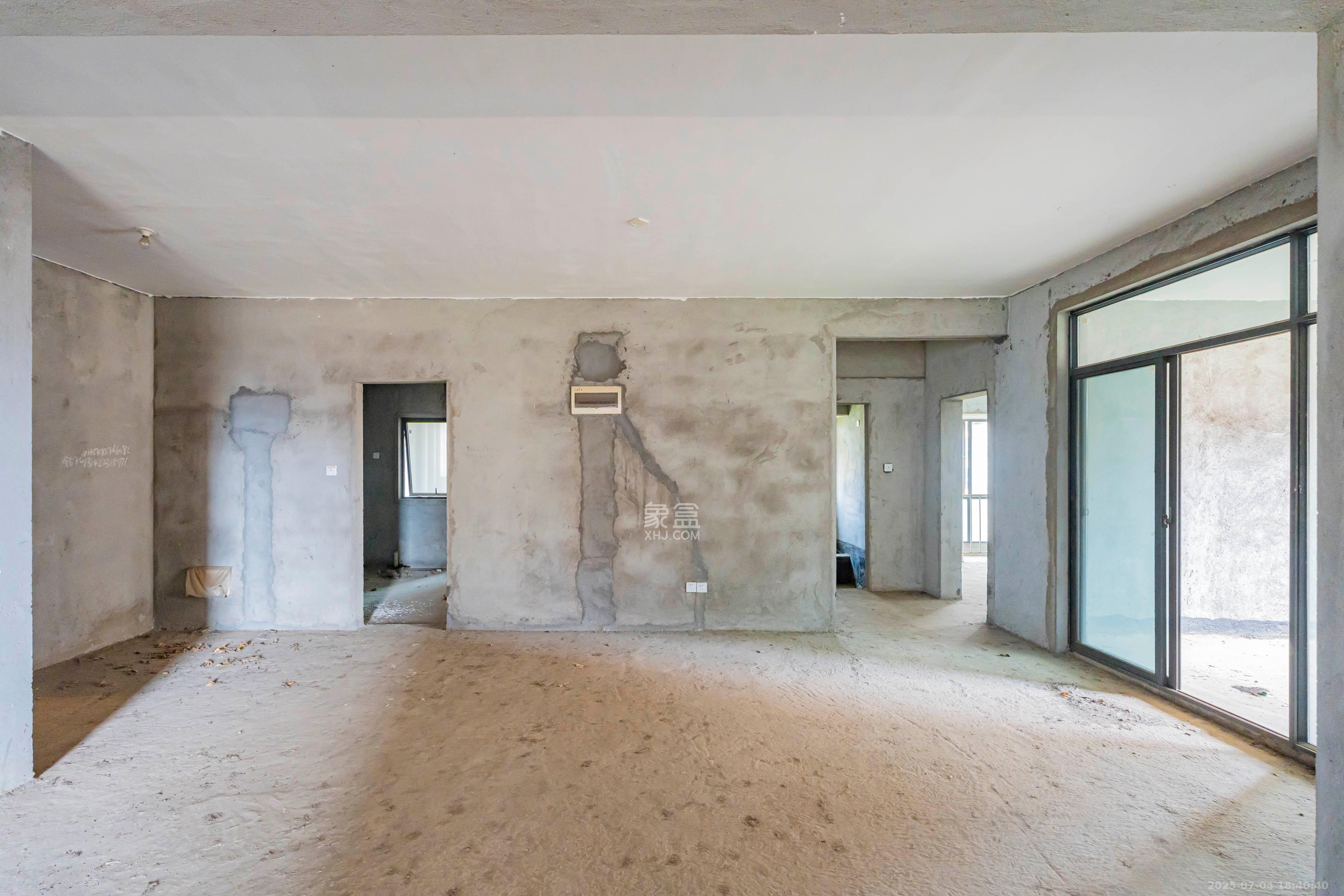 公园9号  4室2厅2卫    269.8万客厅