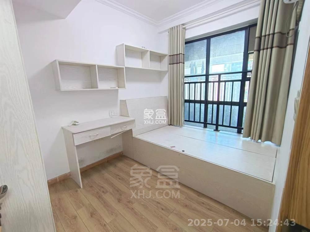 春藤小镇 3室2厅2卫 2000.0元/月 春藤小镇 3室2厅2卫 2000.0元/月室内图