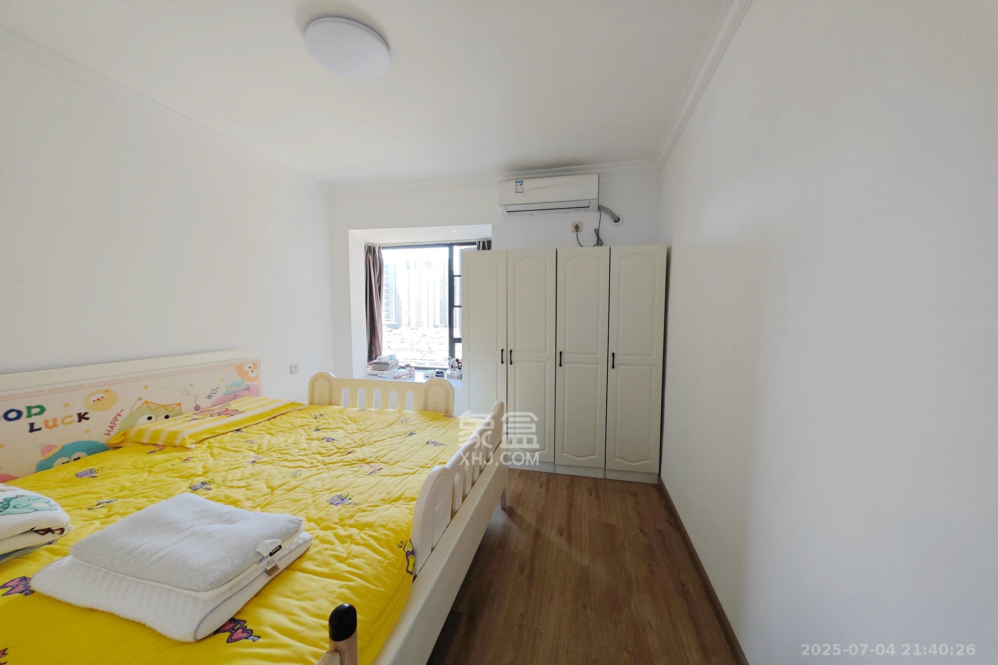 新城新世界四期柏樾  3室2厅2卫    125.8万卧室