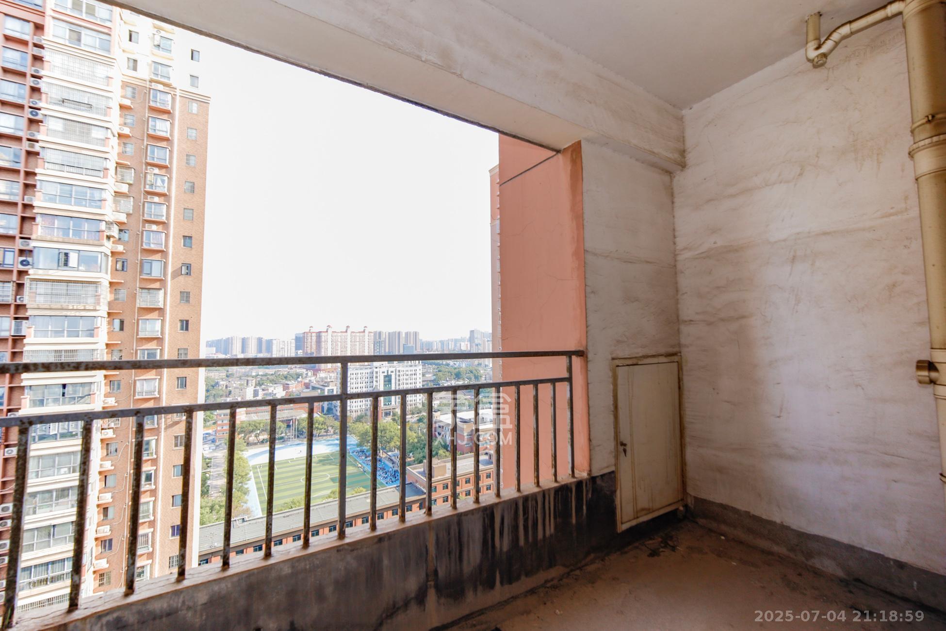 上海城小区  3室2厅2卫    90.0万阳台