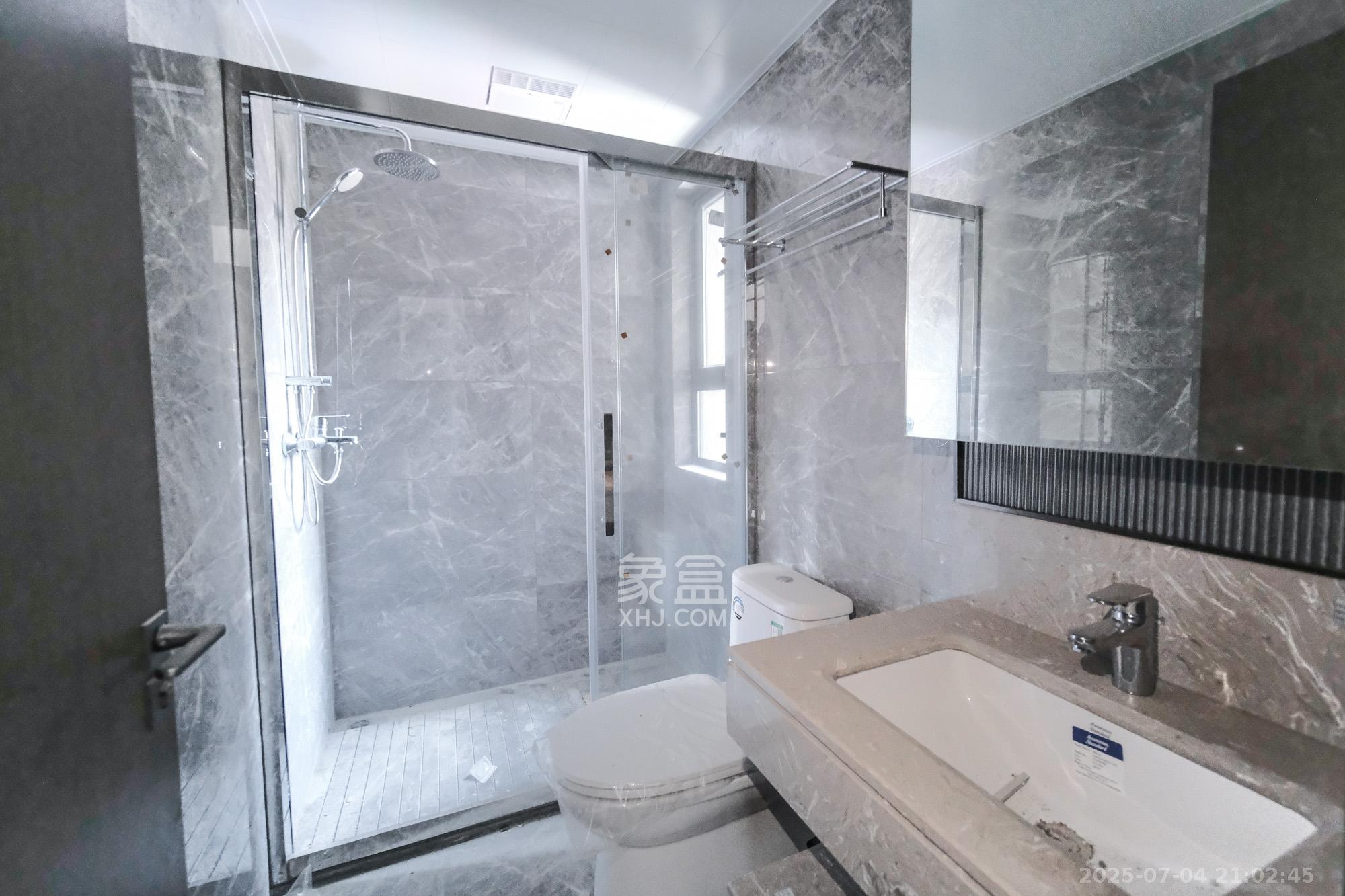 荣盛城  4室2厅2卫    120.0万卫生间