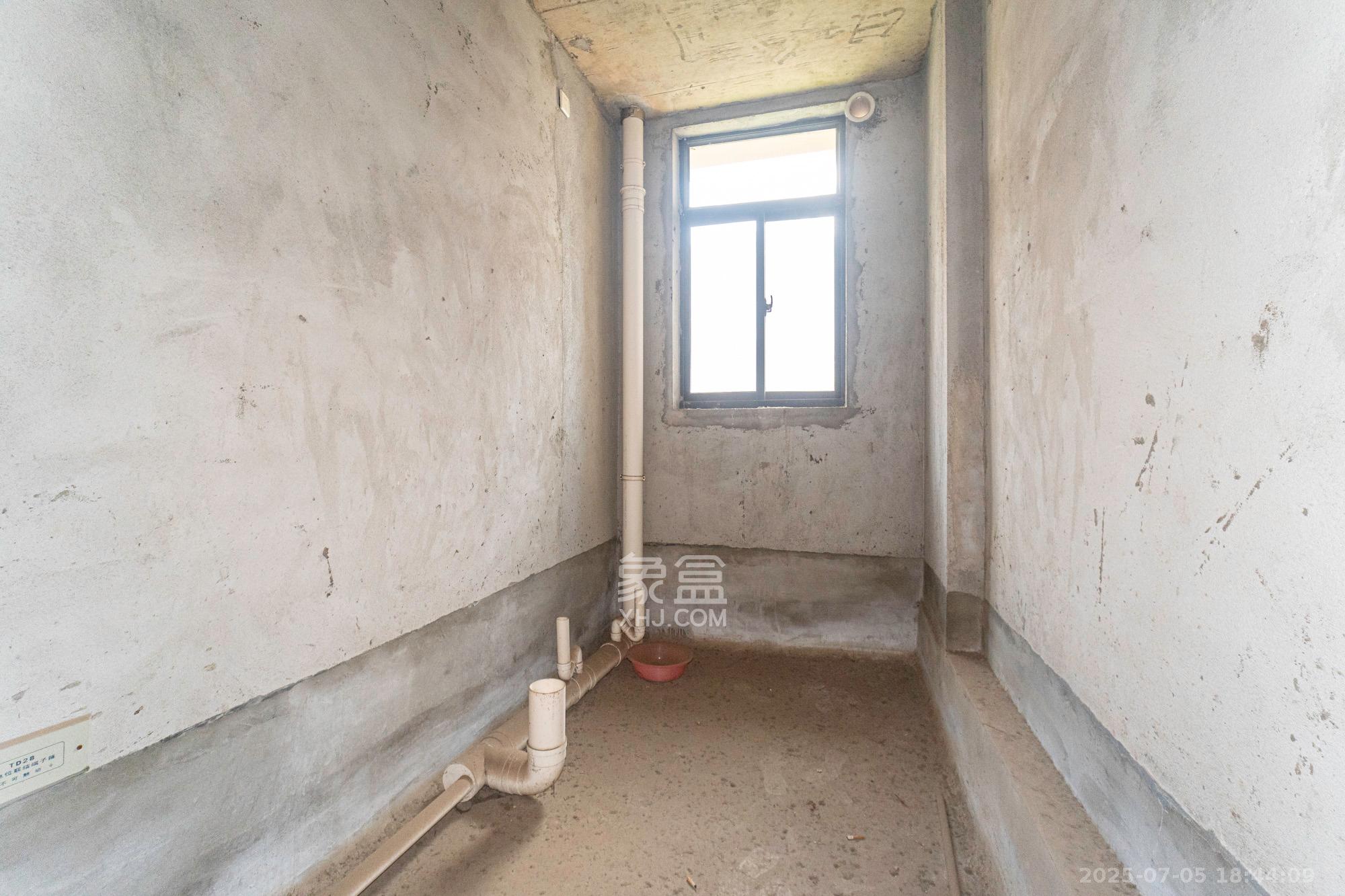 康桥长郡 4室2厅2卫 75.0万 康桥长郡 4室2厅2卫 75.0万卫生间