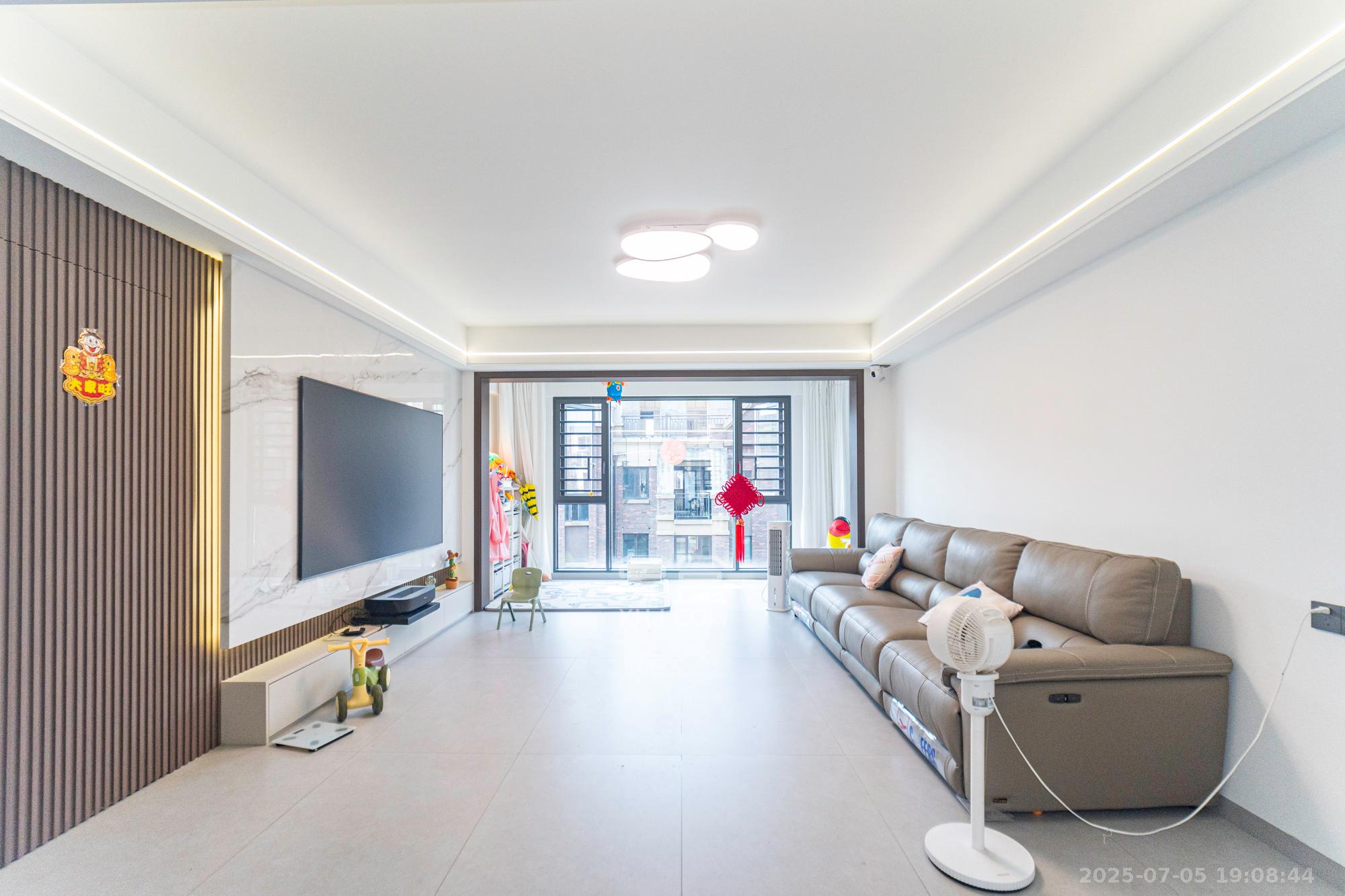 星湖湾二期洋房  4室2厅2卫    178.0万 星湖湾二期洋房  4室2厅2卫    178.0万客厅