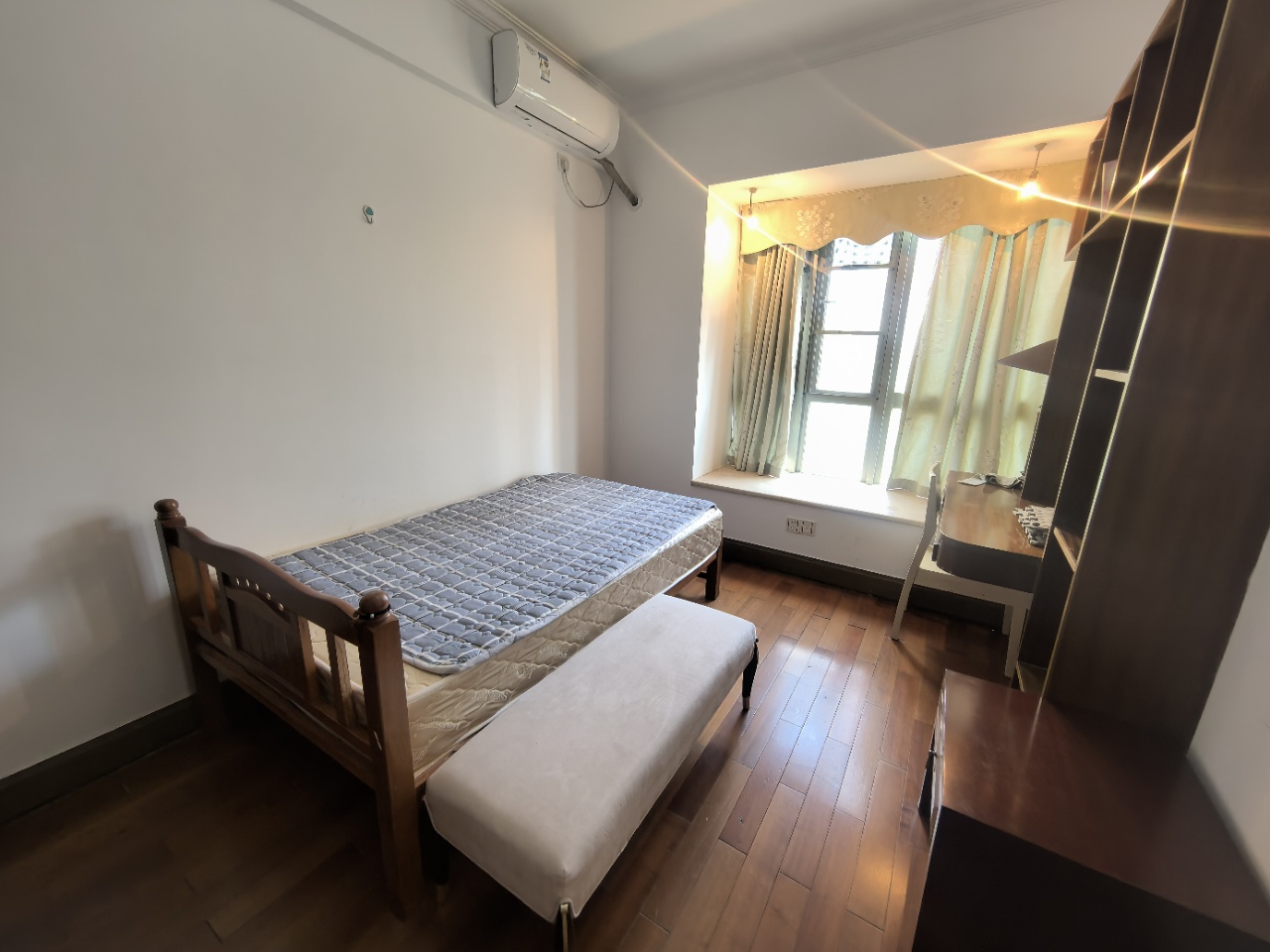 海岸壹号  5室2厅2卫    431.0万 海岸壹号  5室2厅2卫    431.0万客厅