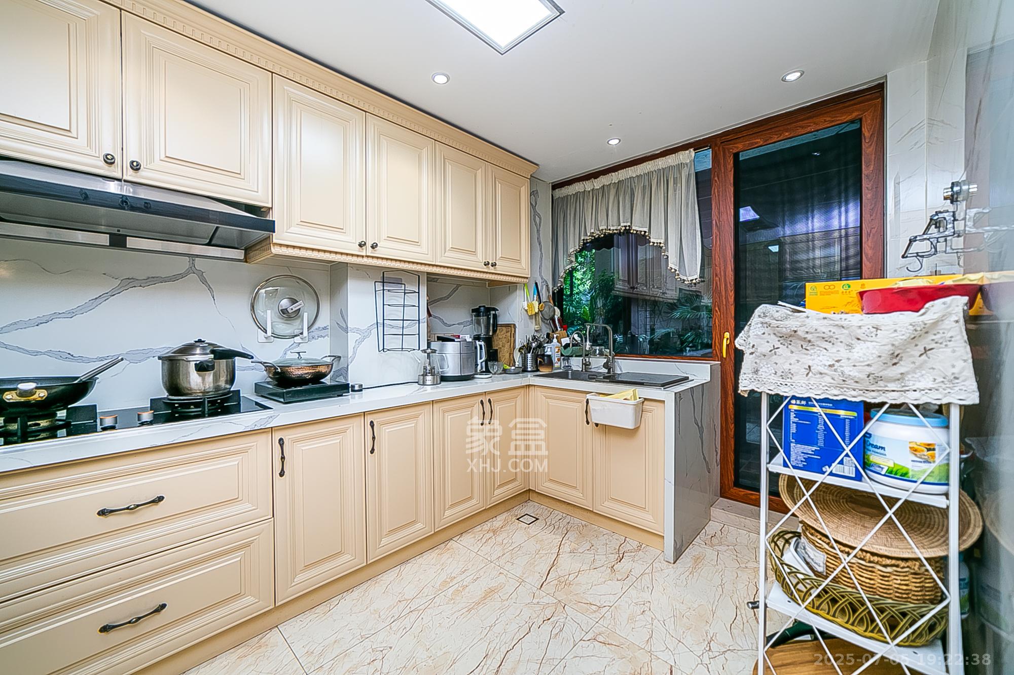 金域南外滩(望江佳园) 3室2厅2卫 348.0万 金域南外滩(望江佳园) 3室2厅2卫 348.0万厨房