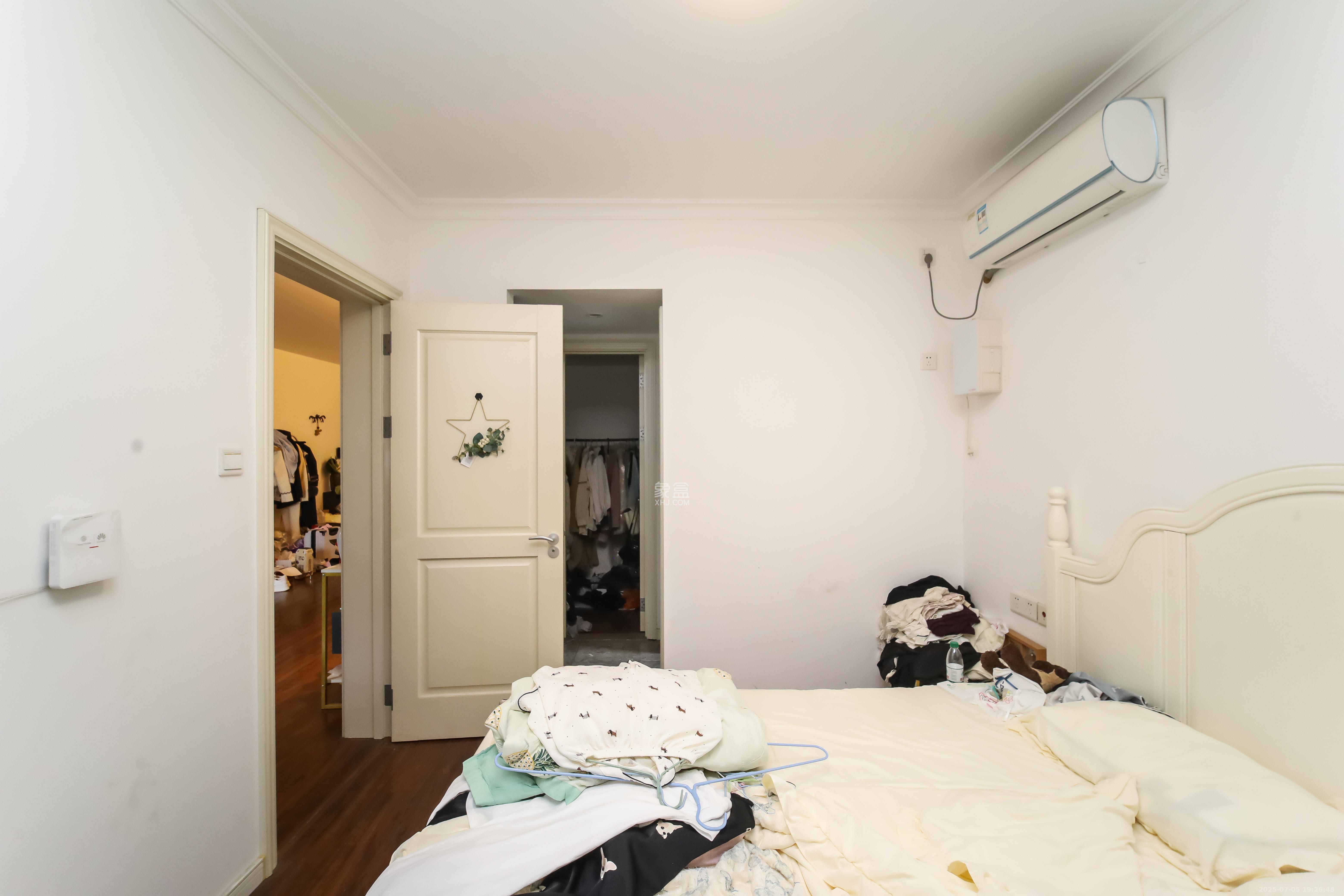 万科金域蓝湾  3室2厅1卫    135.0万 万科金域蓝湾  3室2厅1卫    135.0万卧室