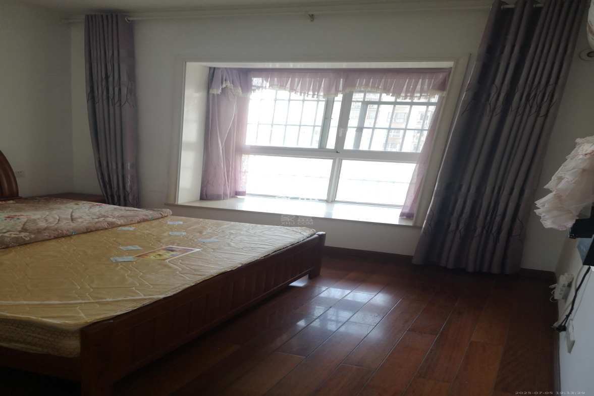 香草园二期春晓  3室2厅1卫    1700.0元/月 香草园二期春晓  3室2厅1卫    1700.0元/月室内图