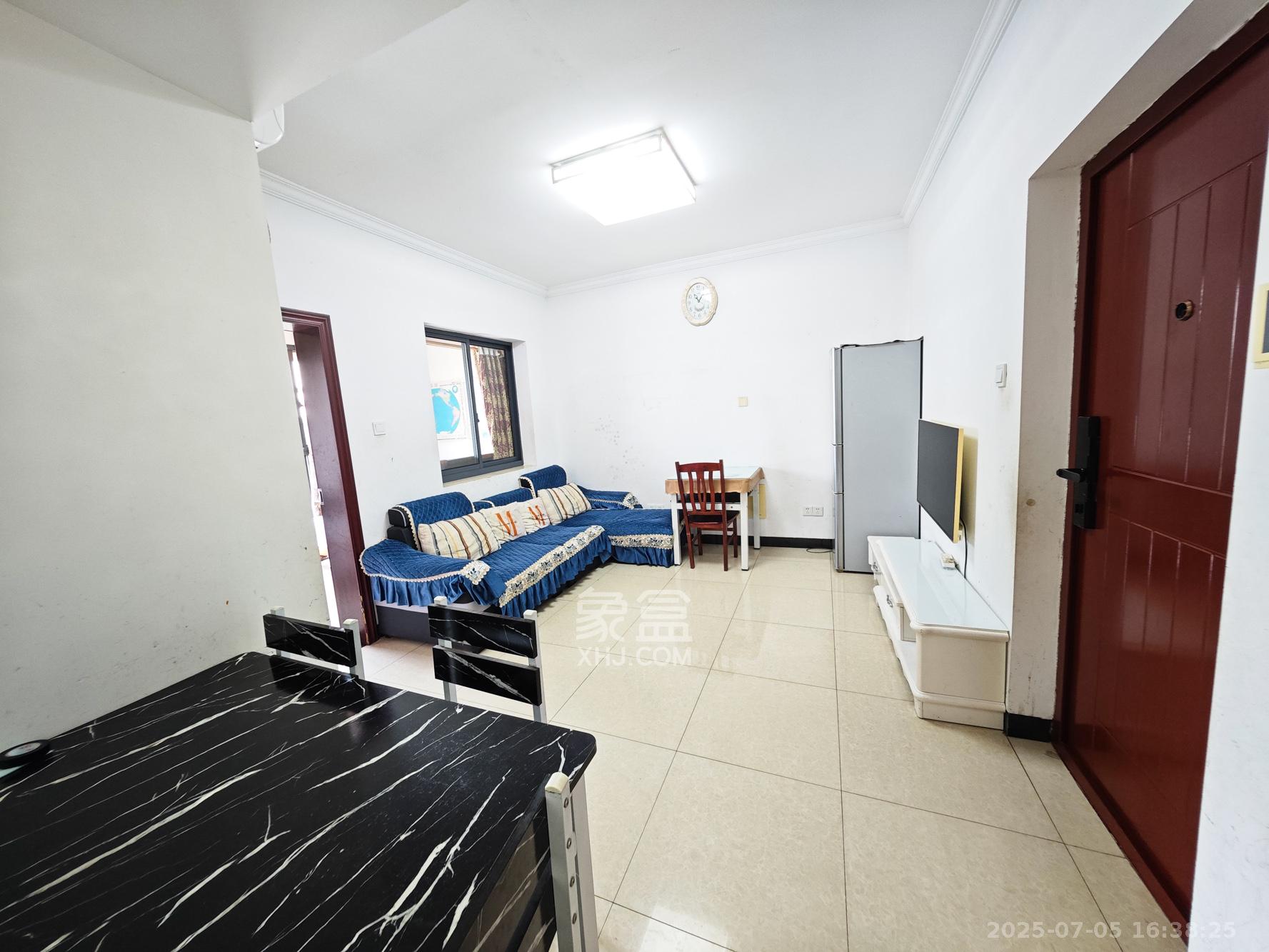 秀峰景园(领秀峰)  2室1厅1卫    40.8万 秀峰景园(领秀峰)  2室1厅1卫    40.8万客厅