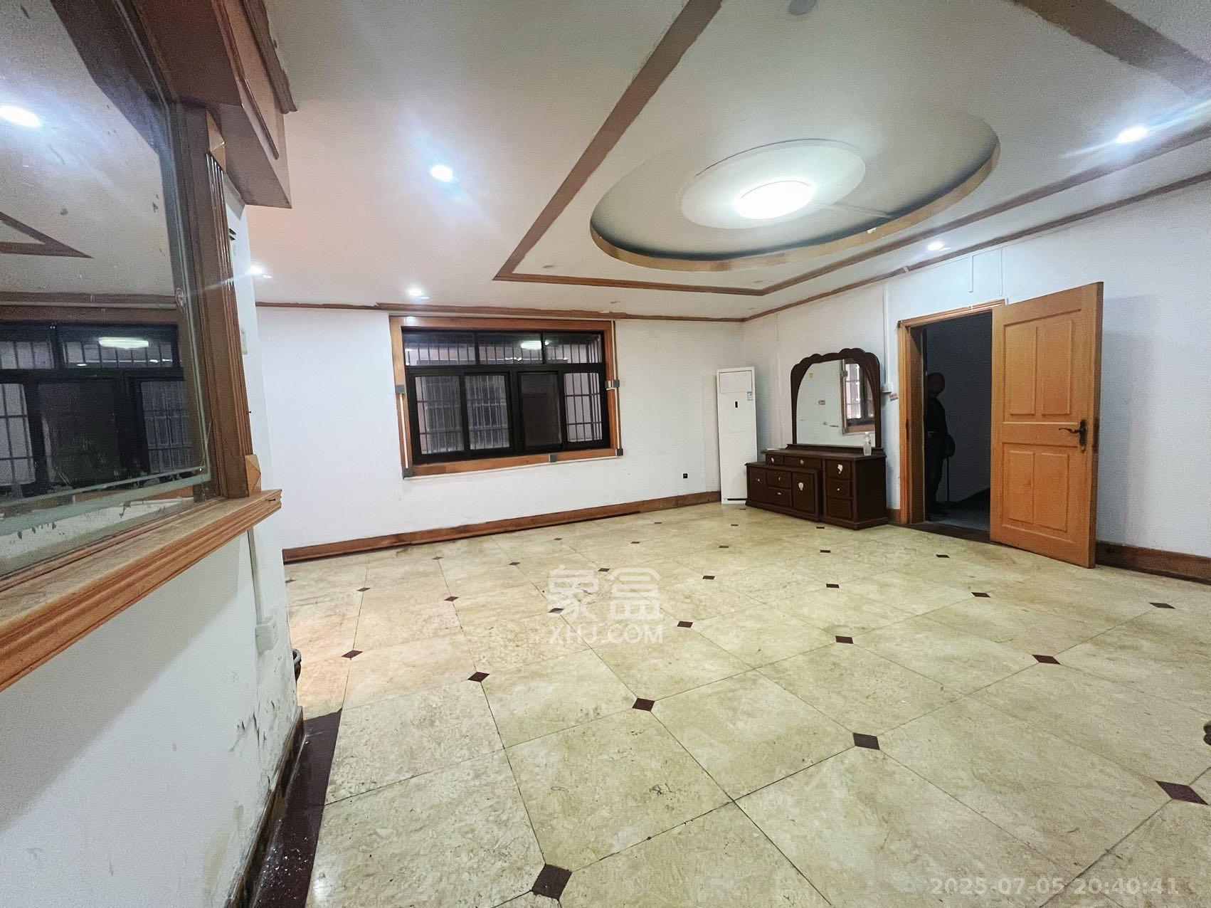 环城堤综合楼（产权如意街综合楼）  3室2厅2卫   3200.00元/月室内图