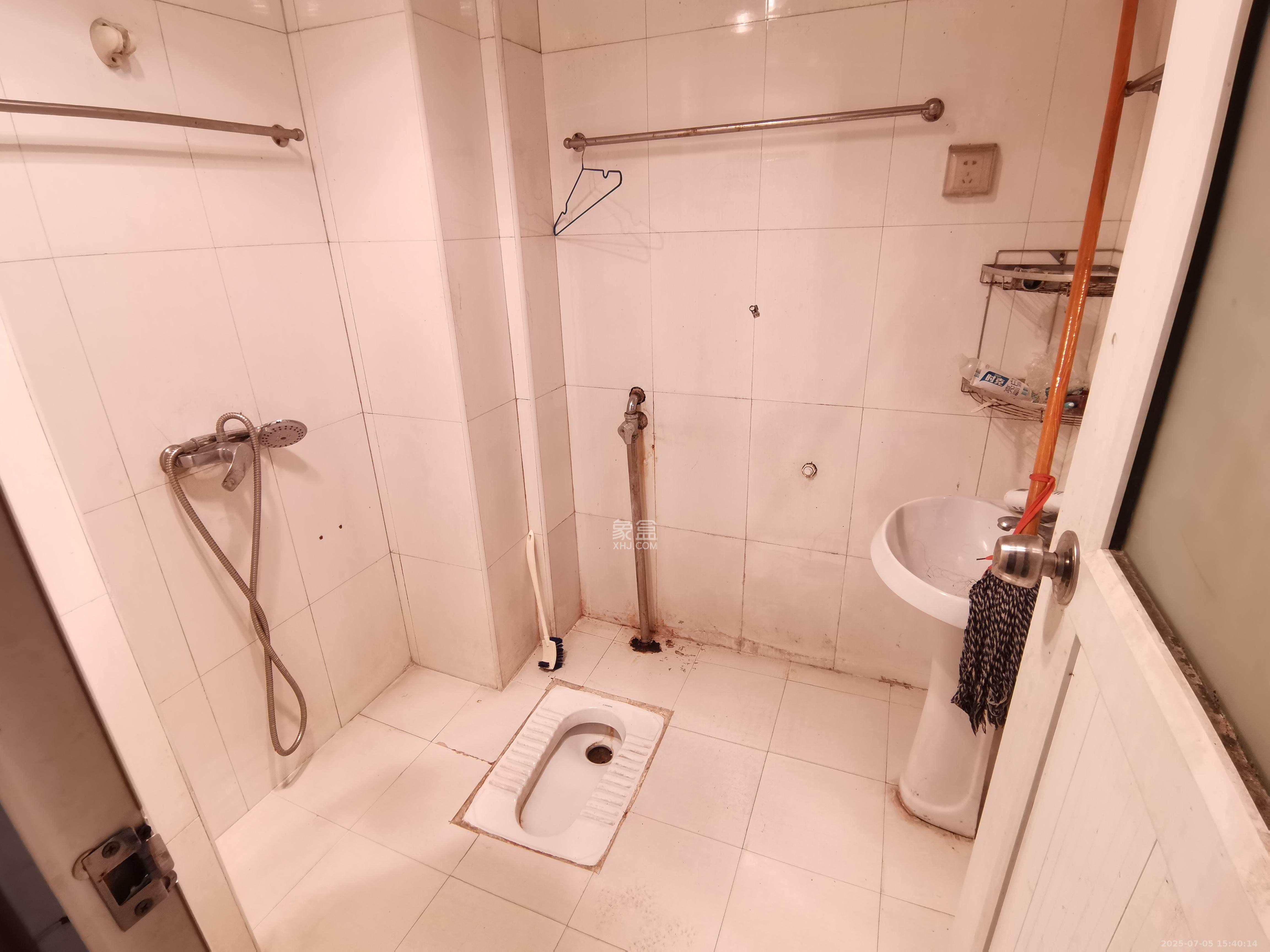 高桥财富大厦  3室1厅1卫    2000.0元/月 高桥财富大厦  3室1厅1卫    2000.0元/月室内图