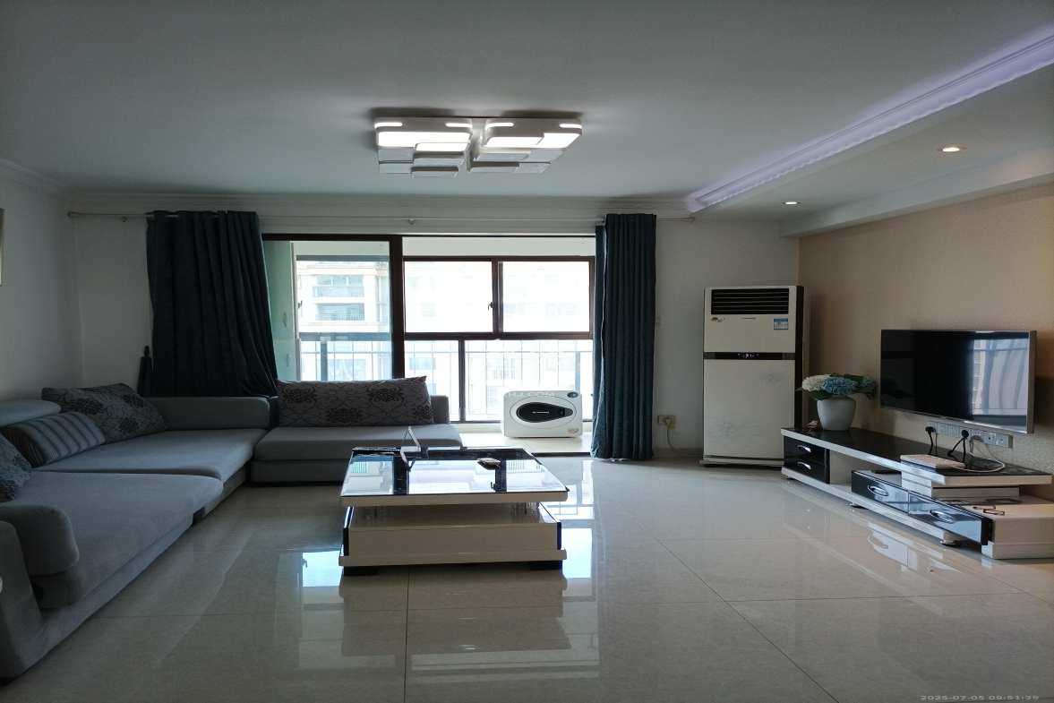 华润凤凰城三期  2室2厅1卫    2000.0元/月 华润凤凰城三期  2室2厅1卫    2000.0元/月室内图