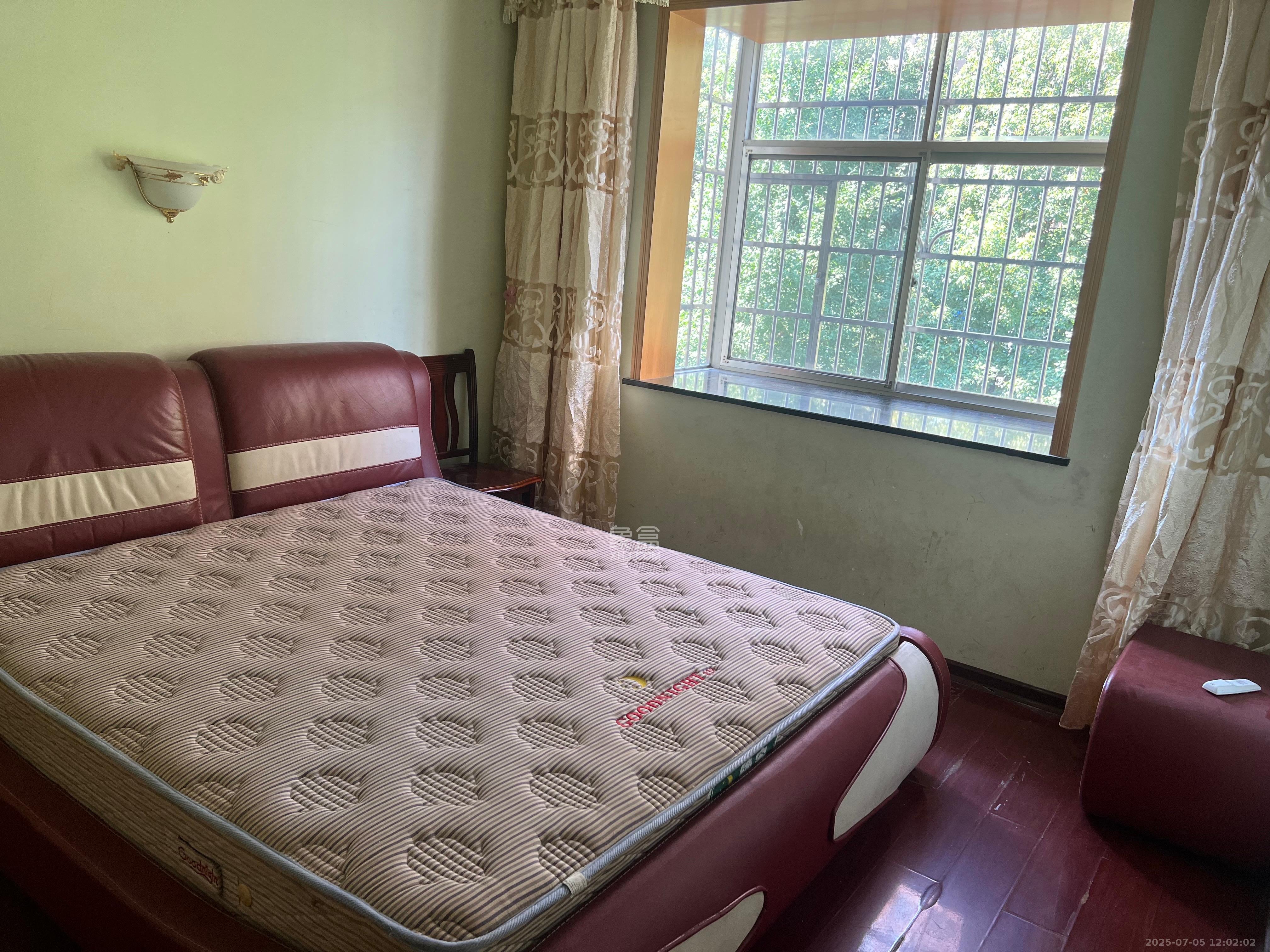 府后路安置小区（道坡小区）  3室2厅2卫   1800.00元/月室内图