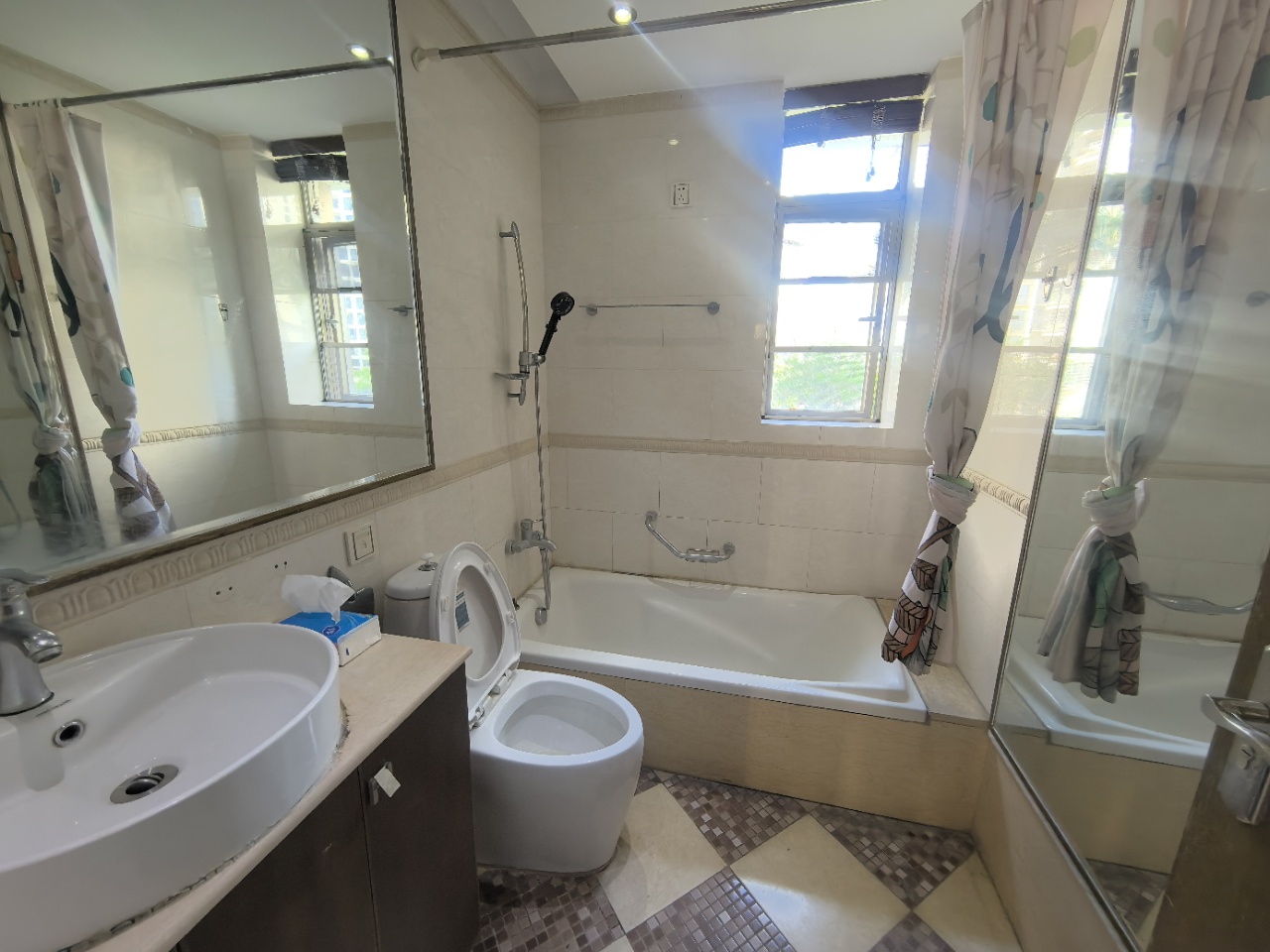 海岸壹号  5室2厅2卫    431.0万 海岸壹号  5室2厅2卫    431.0万客厅