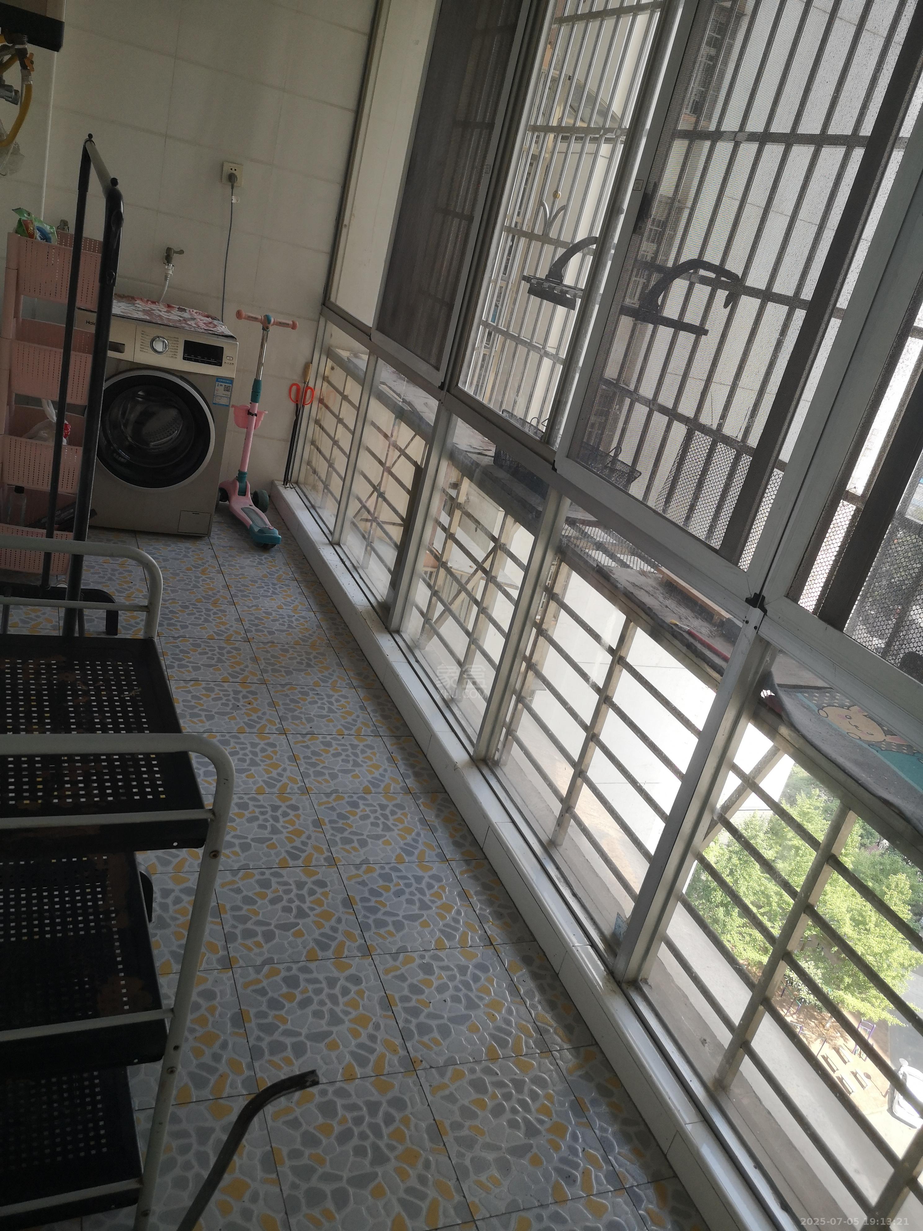 香草园二期春晓  3室2厅1卫    1700.0元/月 香草园二期春晓  3室2厅1卫    1700.0元/月室内图1