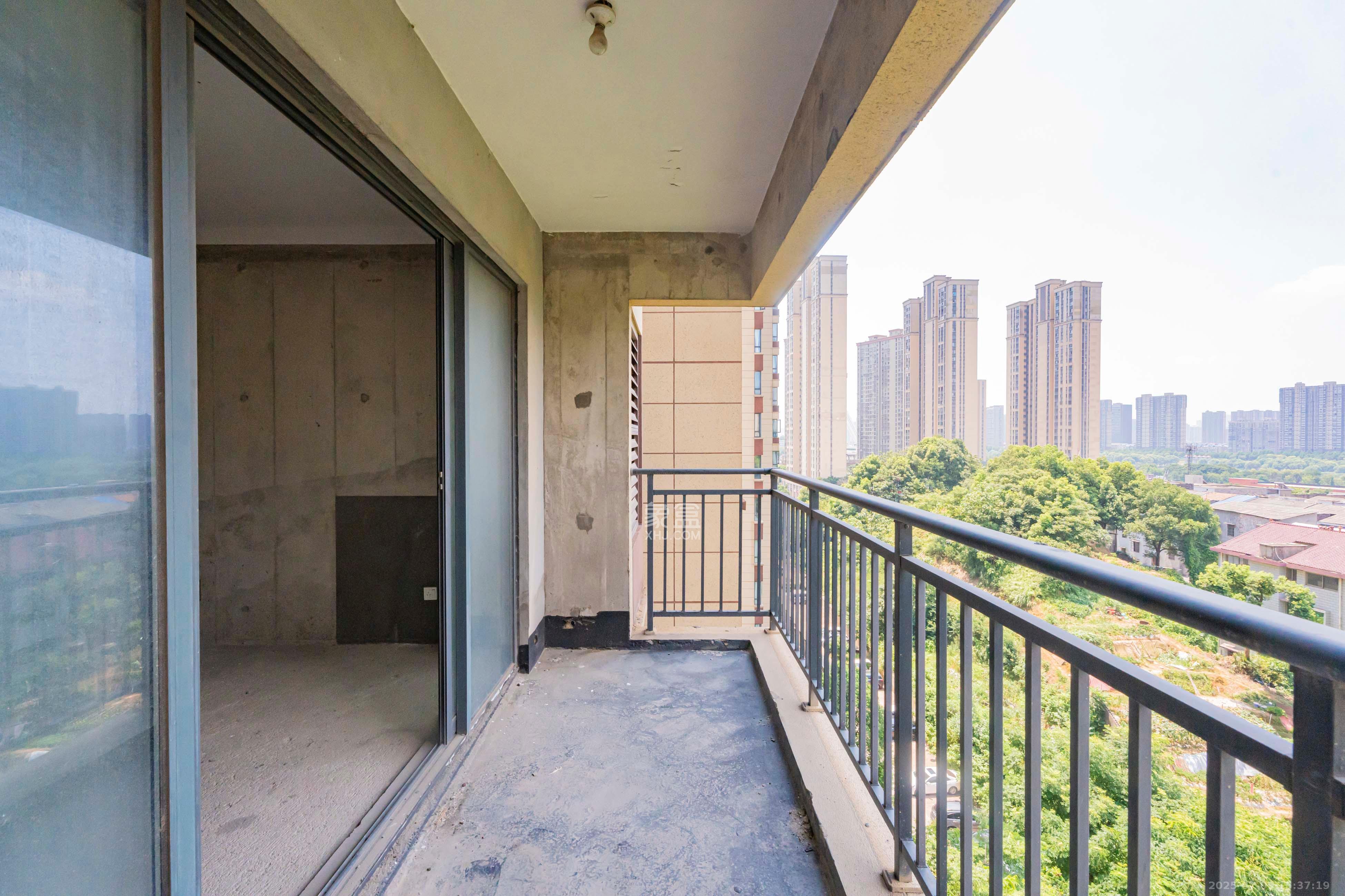 五矿沁园金城（春和景园）  4室2厅2卫   155.00万阳台