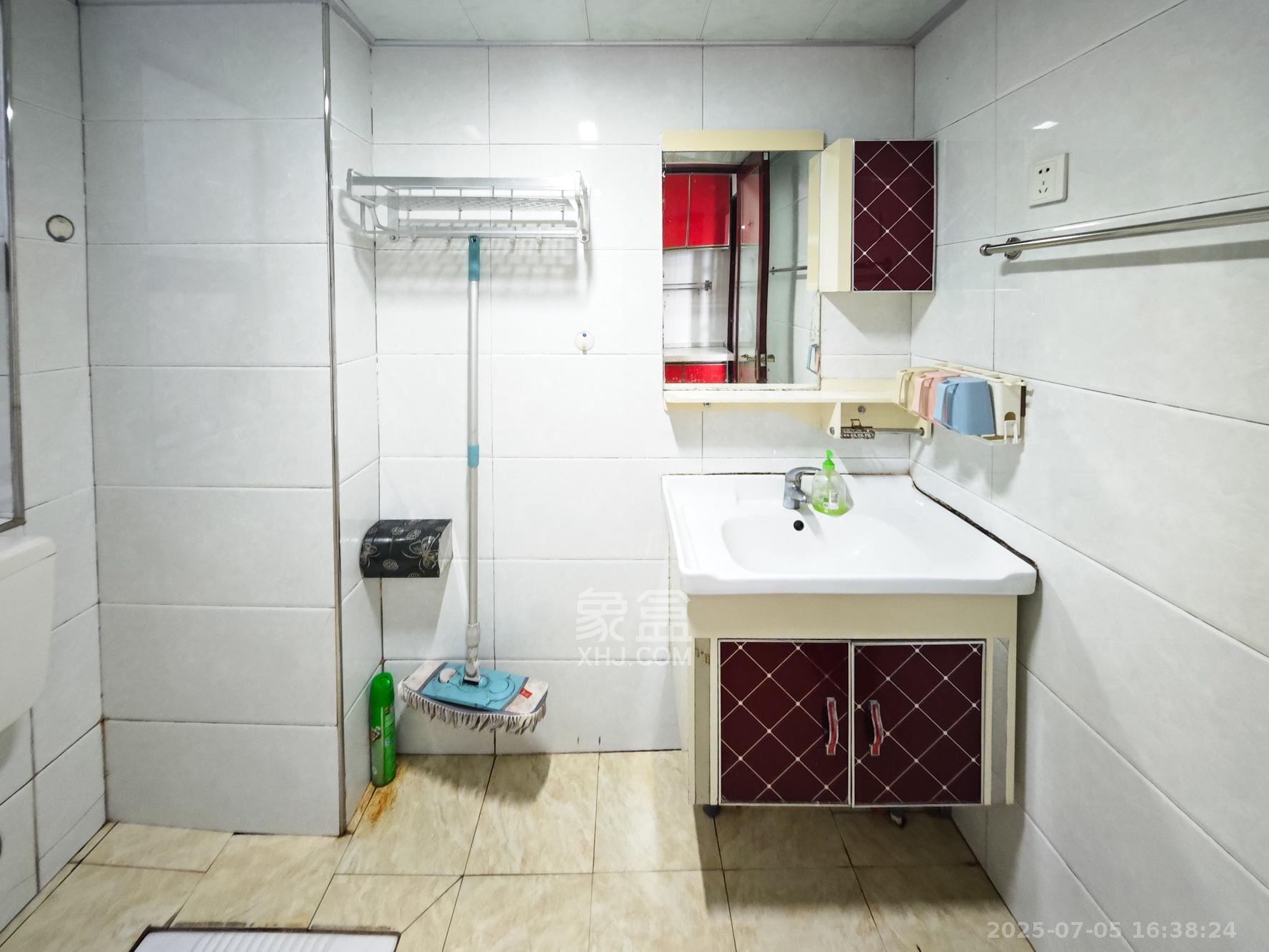 秀峰景园(领秀峰)  2室1厅1卫    40.8万 秀峰景园(领秀峰)  2室1厅1卫    40.8万卫生间