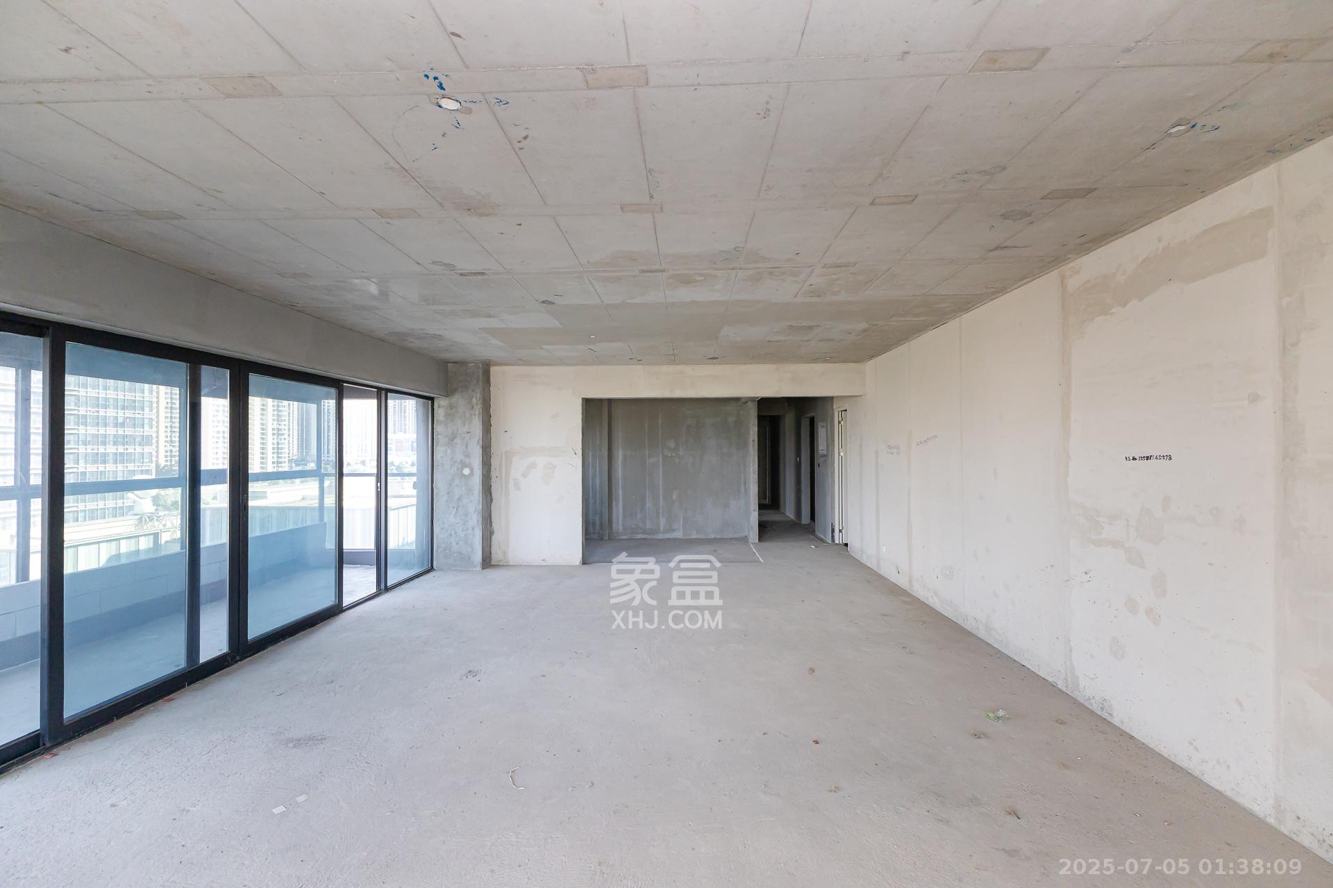 越秀湘江星汇城一期 4室2厅3卫 260.0万 越秀湘江星汇城一期 4室2厅3卫 260.0万客厅