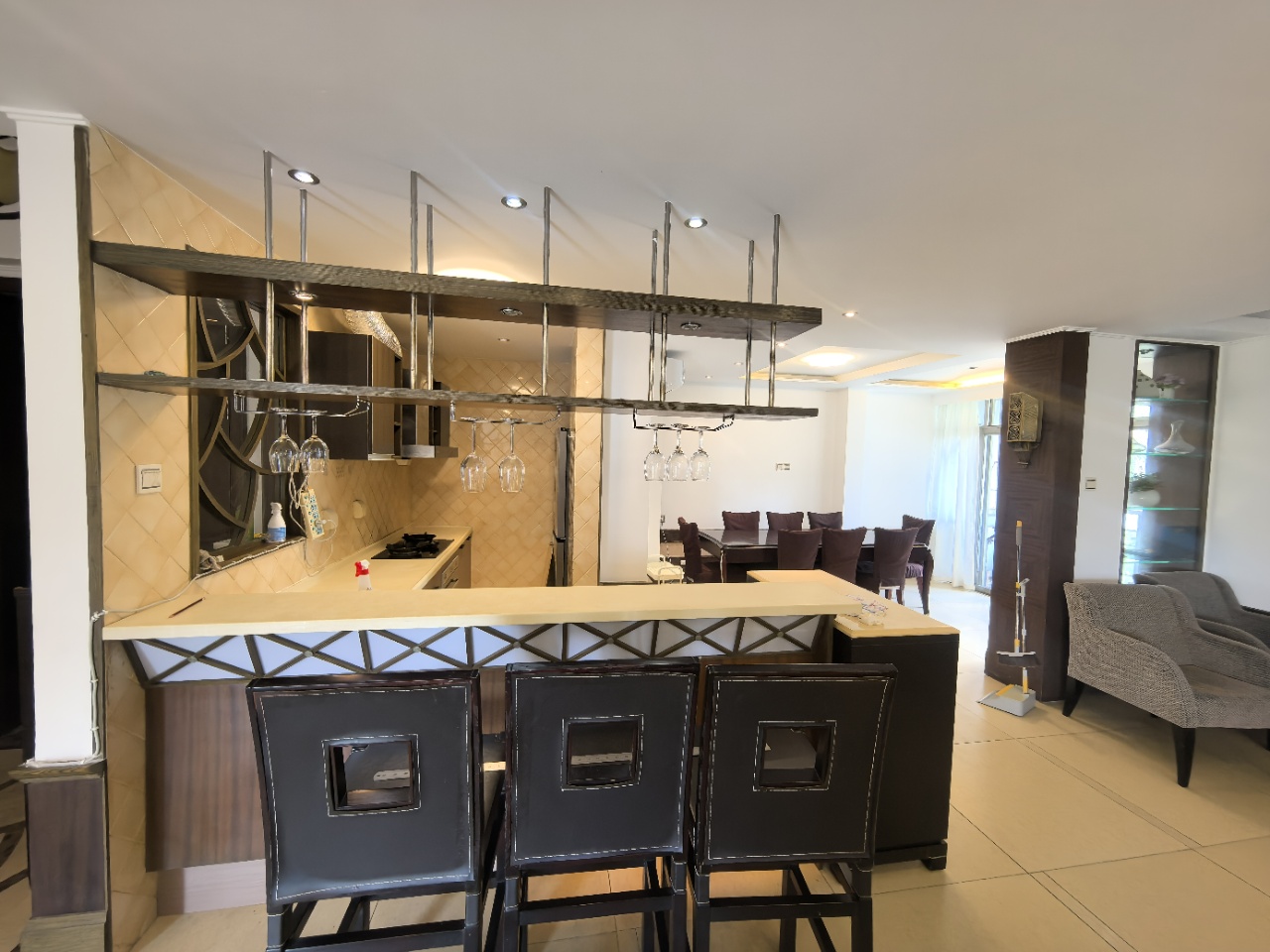 海岸壹号  5室2厅2卫    431.0万 海岸壹号  5室2厅2卫    431.0万客厅