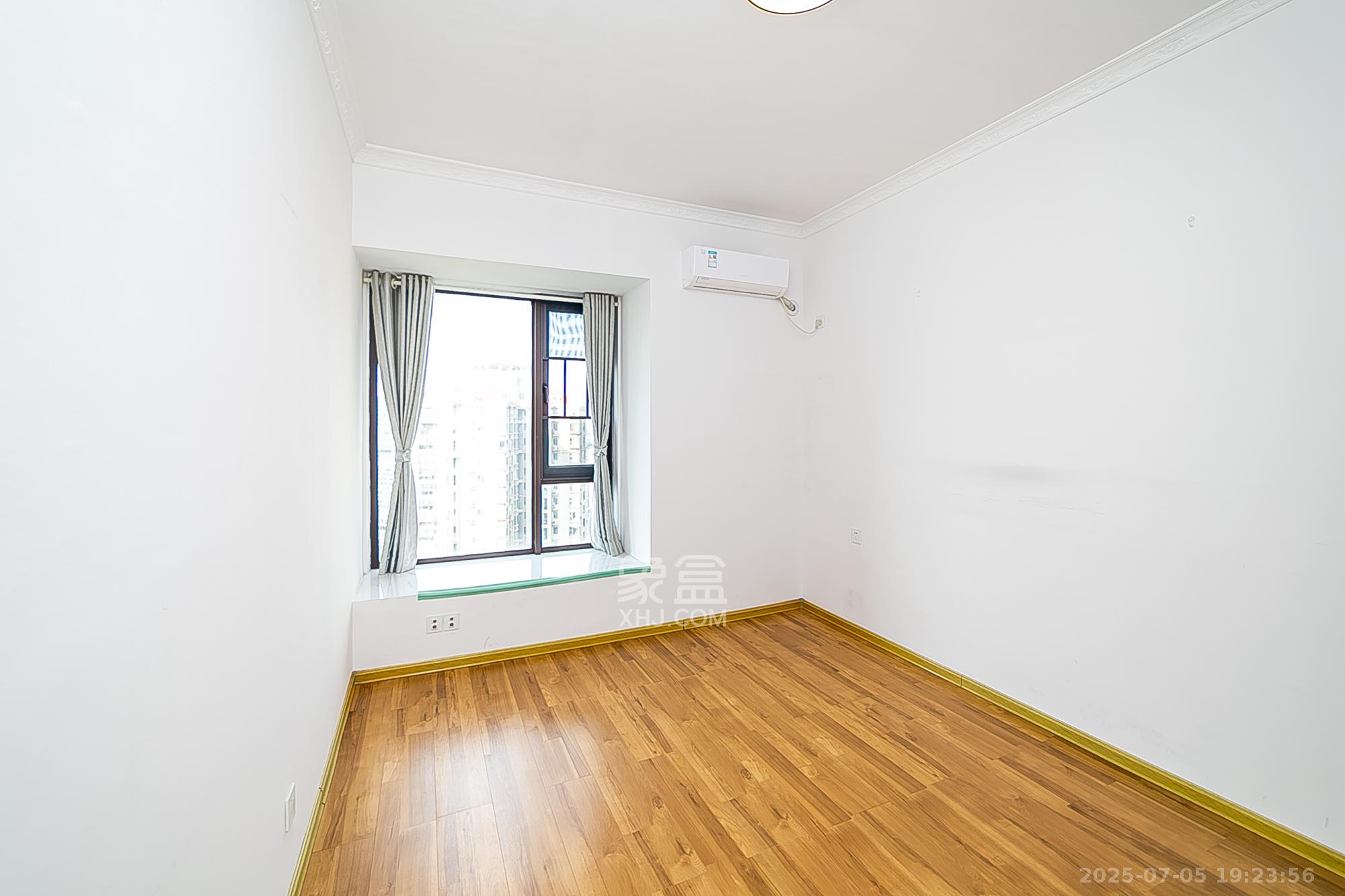 中建江山壹号  4室2厅2卫    520.0万 中建江山壹号  4室2厅2卫    520.0万卧室