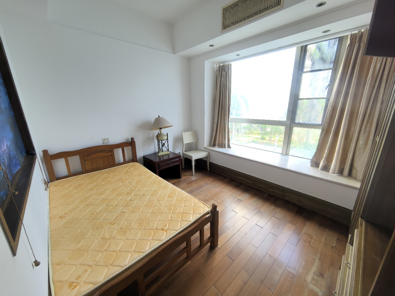 海岸壹号  5室2厅2卫    431.0万 海岸壹号  5室2厅2卫    431.0万客厅