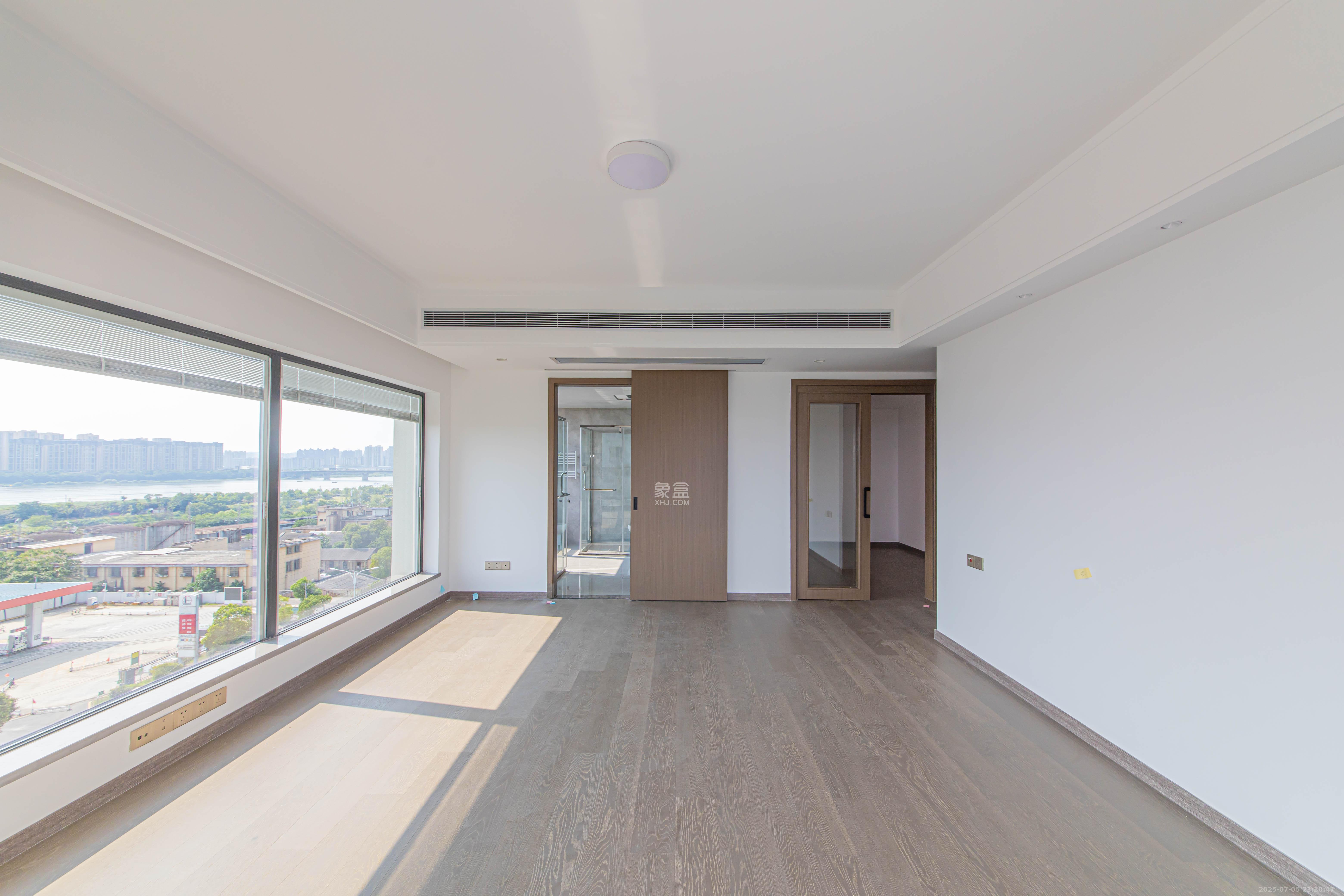 江悦和鸣  5室2厅3卫   490.00万卧室