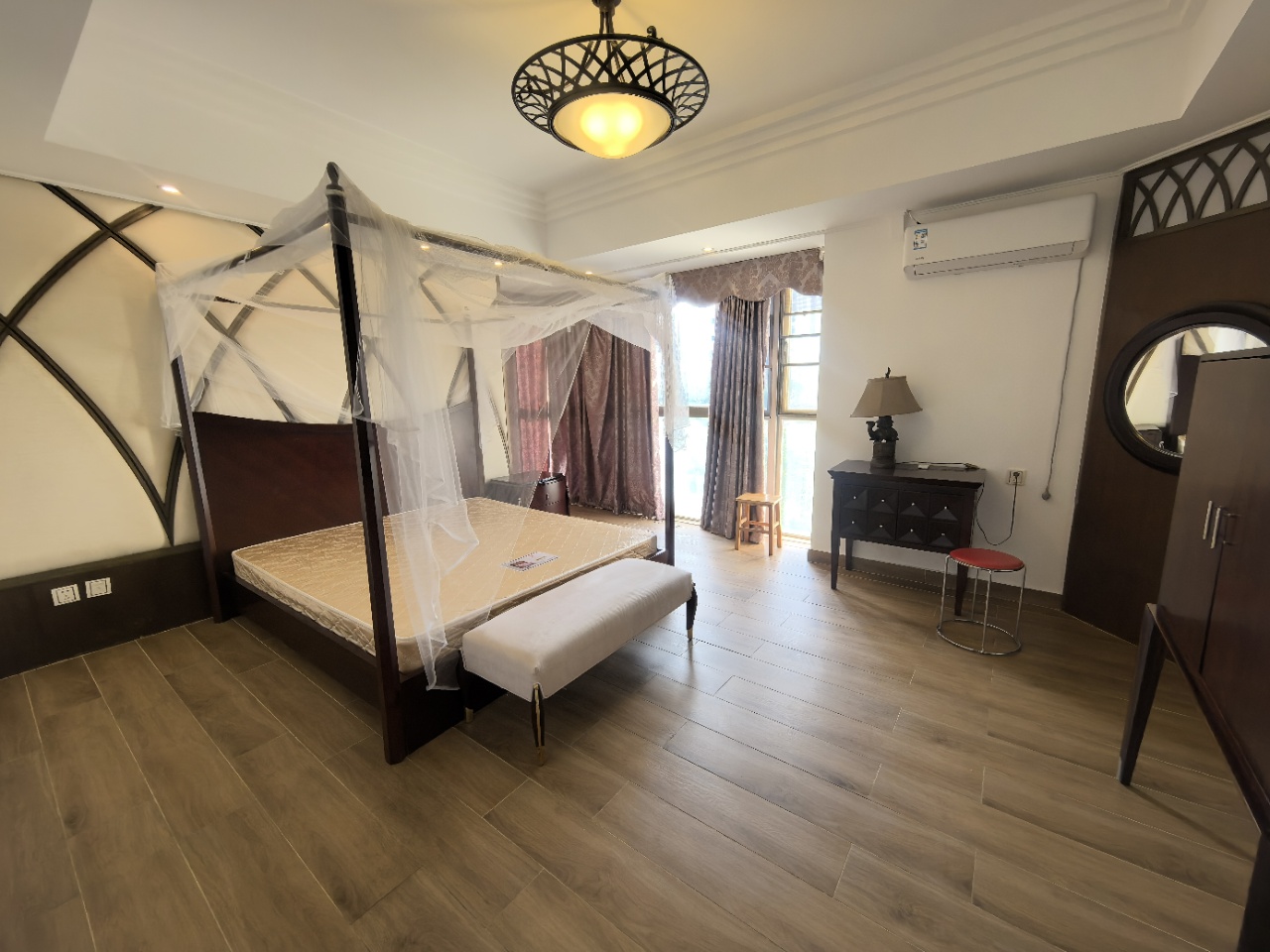 海岸壹号  5室2厅2卫    431.0万 海岸壹号  5室2厅2卫    431.0万客厅