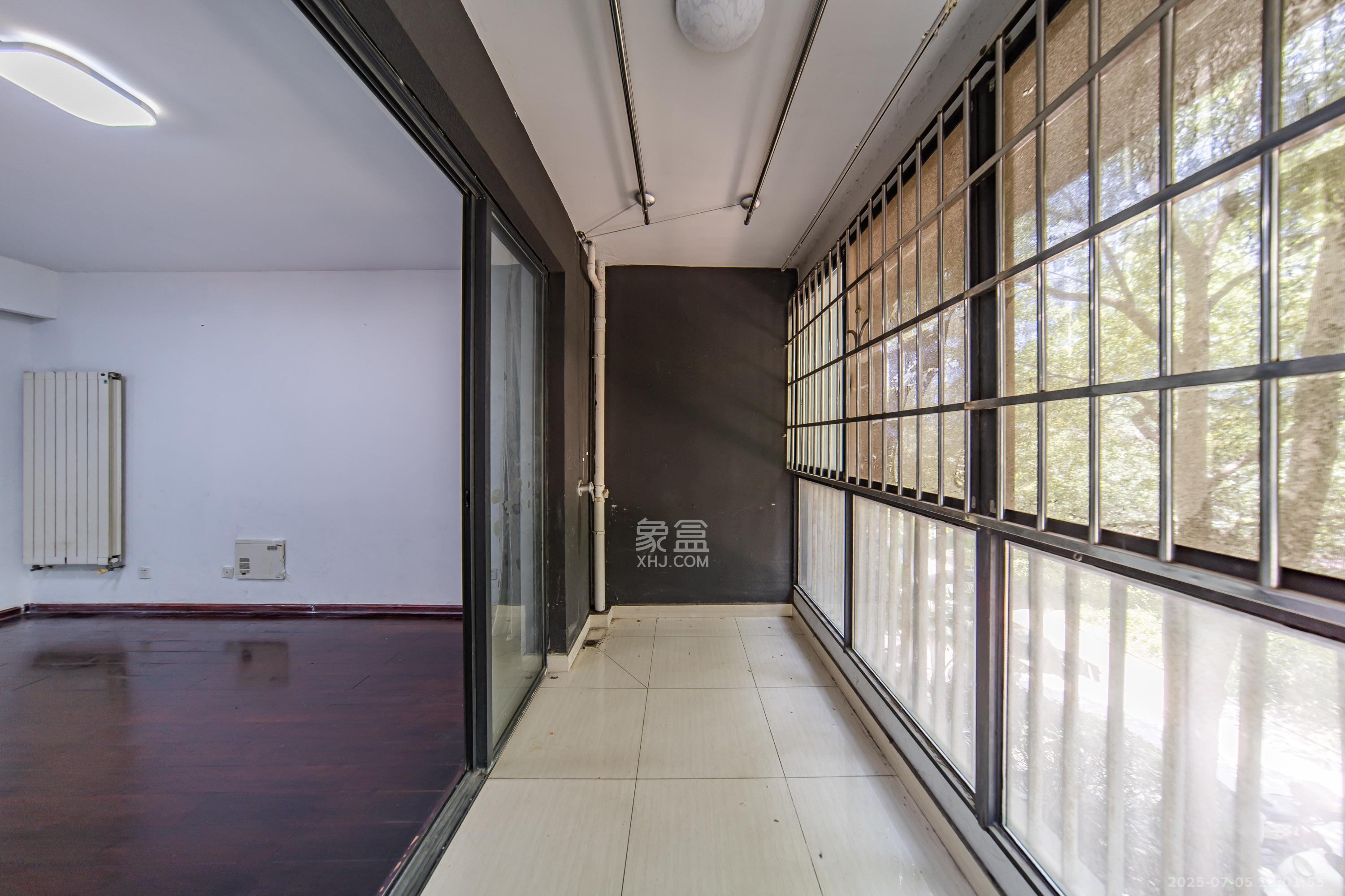 阳光100三期  4室2厅2卫   138.00万阳台