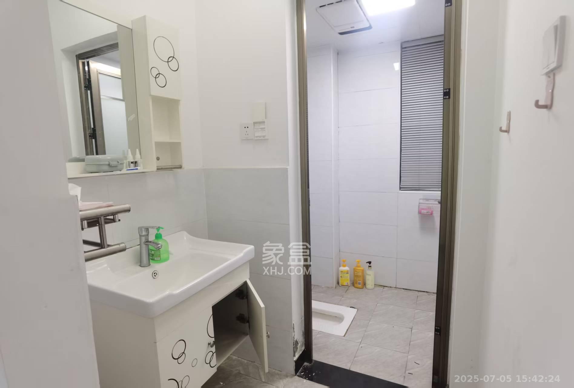 乾源国际  3室2厅2卫    2000.0元/月 乾源国际  3室2厅2卫    2000.0元/月室内图