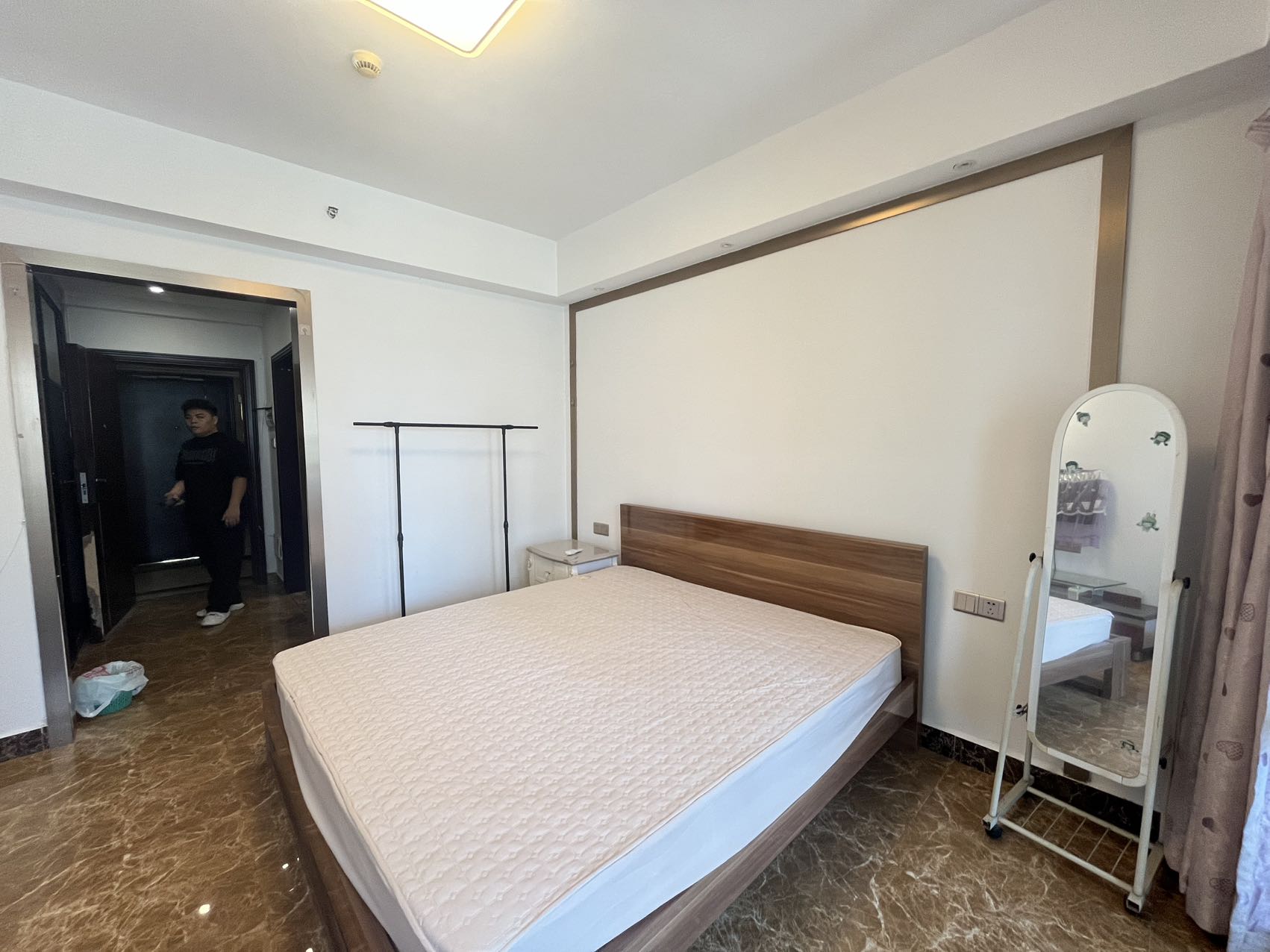 正大豪庭  1室0厅0卫    1900.0元/月