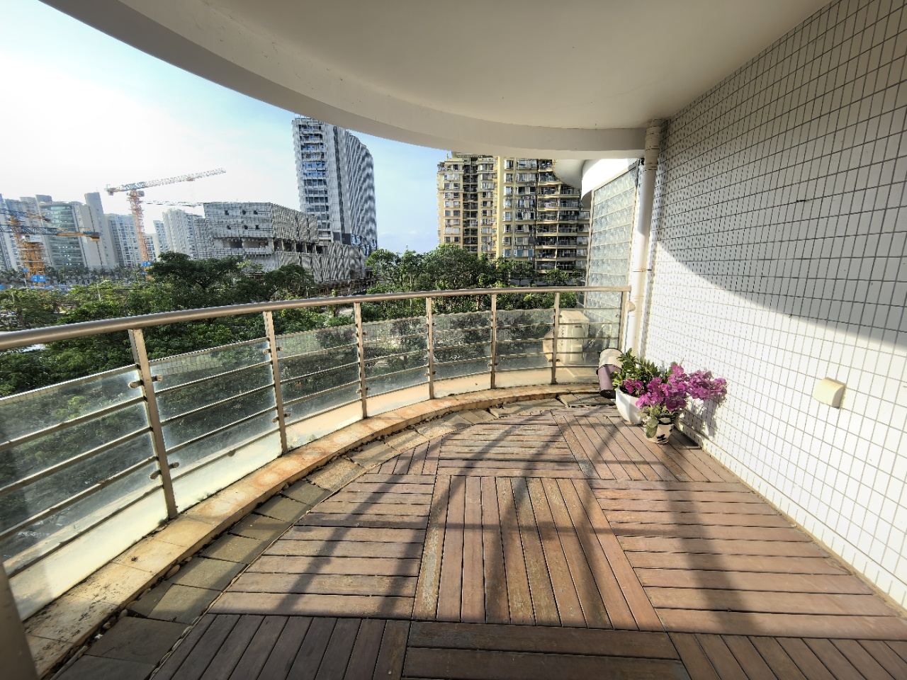 海岸壹号  5室2厅2卫    431.0万 海岸壹号  5室2厅2卫    431.0万客厅