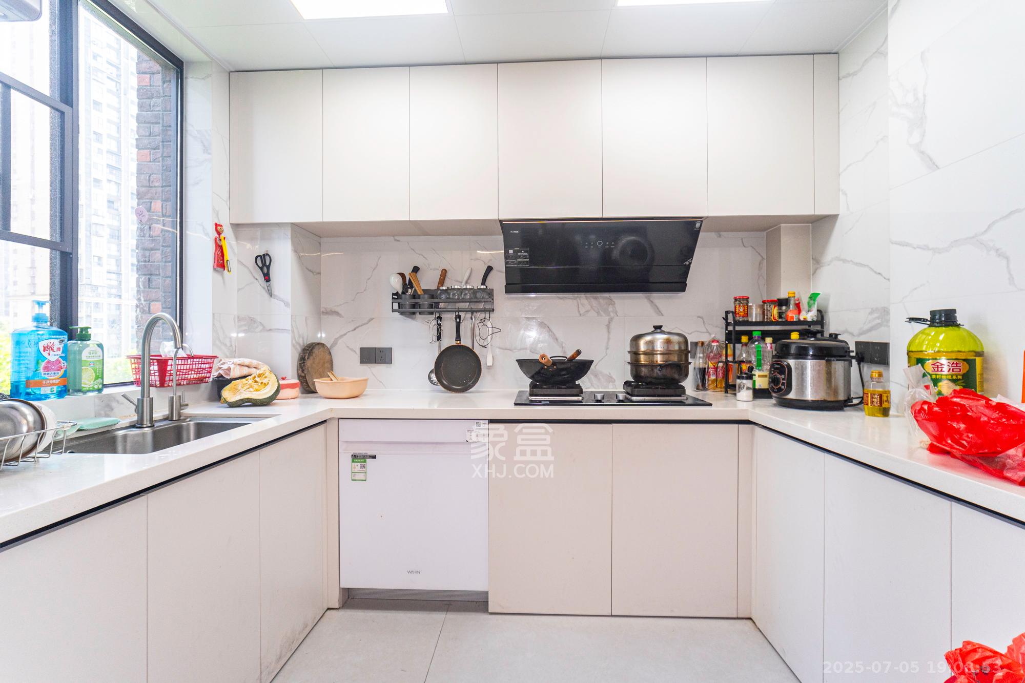 星湖湾二期洋房  4室2厅2卫    178.0万 星湖湾二期洋房  4室2厅2卫    178.0万厨房