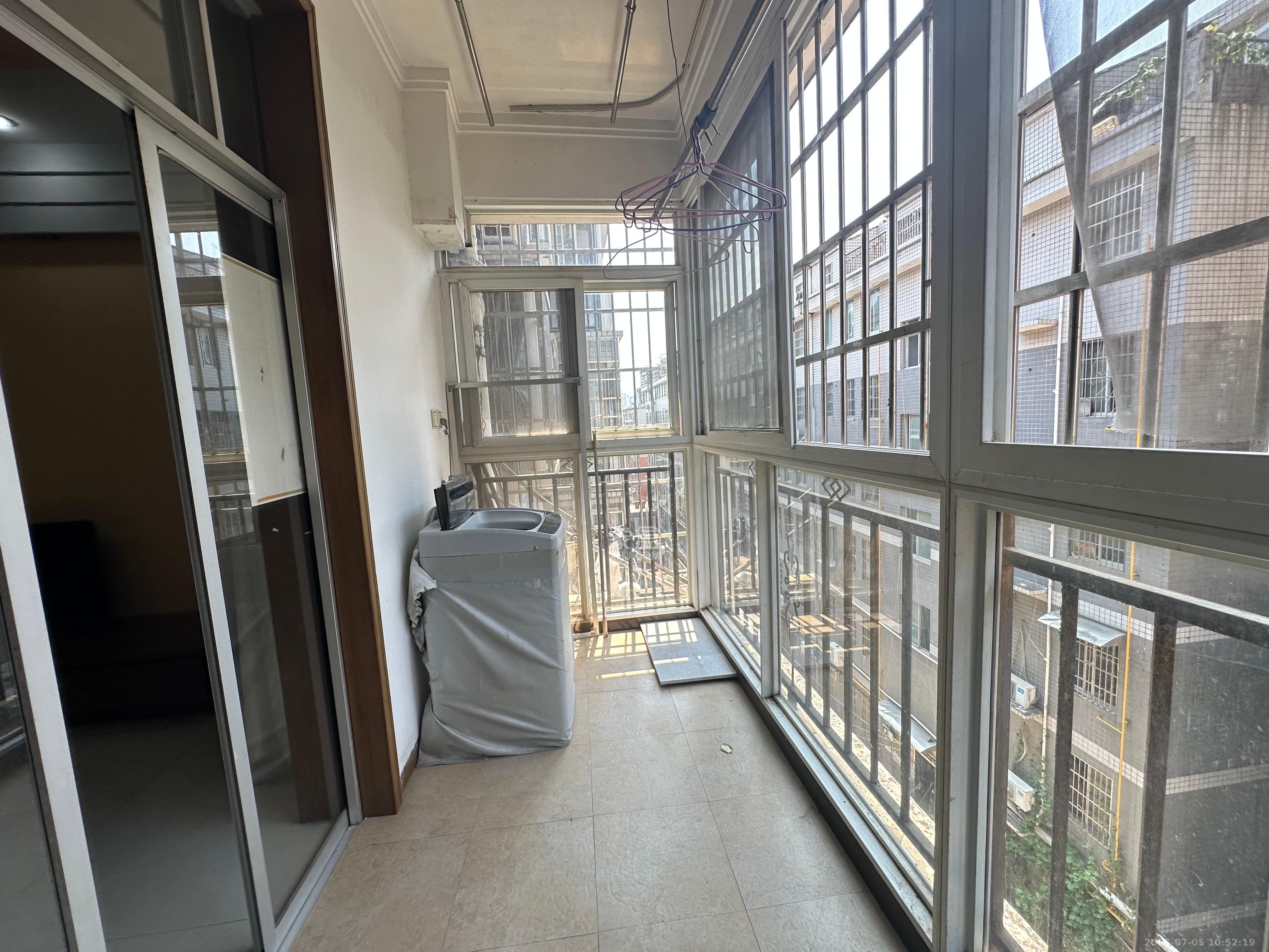 湘绣城 3室2厅2卫 1500.0元/月 湘绣城 3室2厅2卫 1500.0元/月室内图