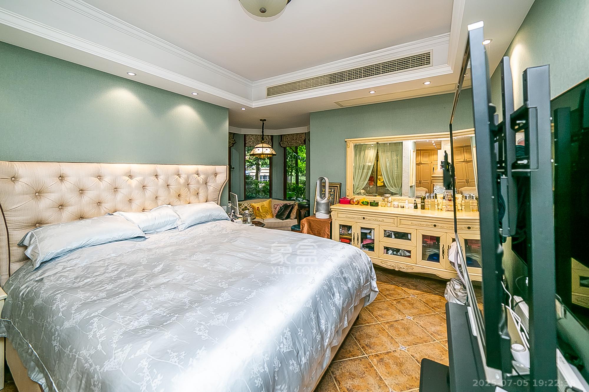 金域南外滩（望江佳园）  3室2厅2卫    348.0万卧室