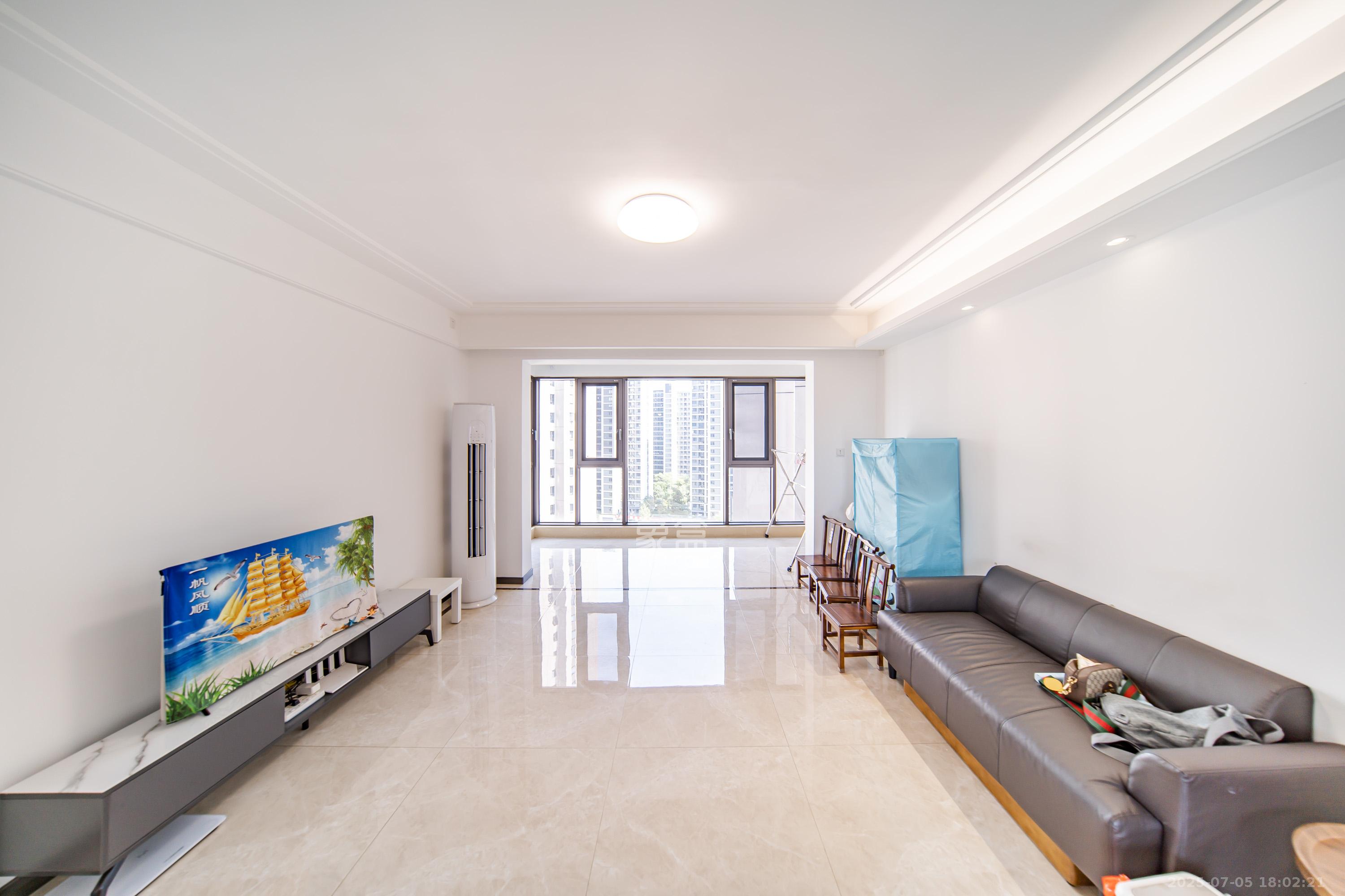 深业鹭栖府 4室2厅2卫 198.0万 深业鹭栖府 4室2厅2卫 198.0万客厅