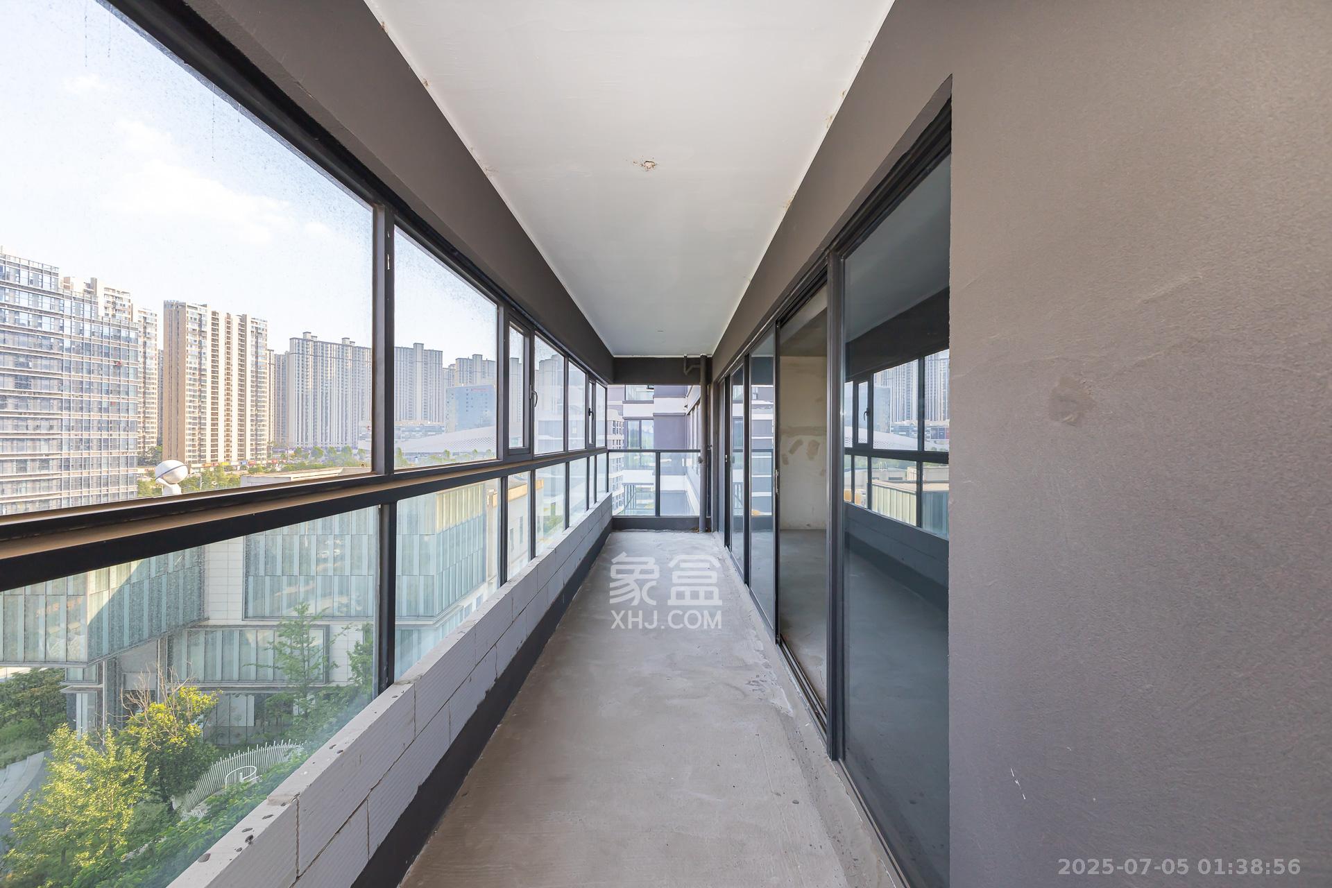 越秀湘江星汇城一期 4室2厅3卫 260.0万 越秀湘江星汇城一期 4室2厅3卫 260.0万阳台