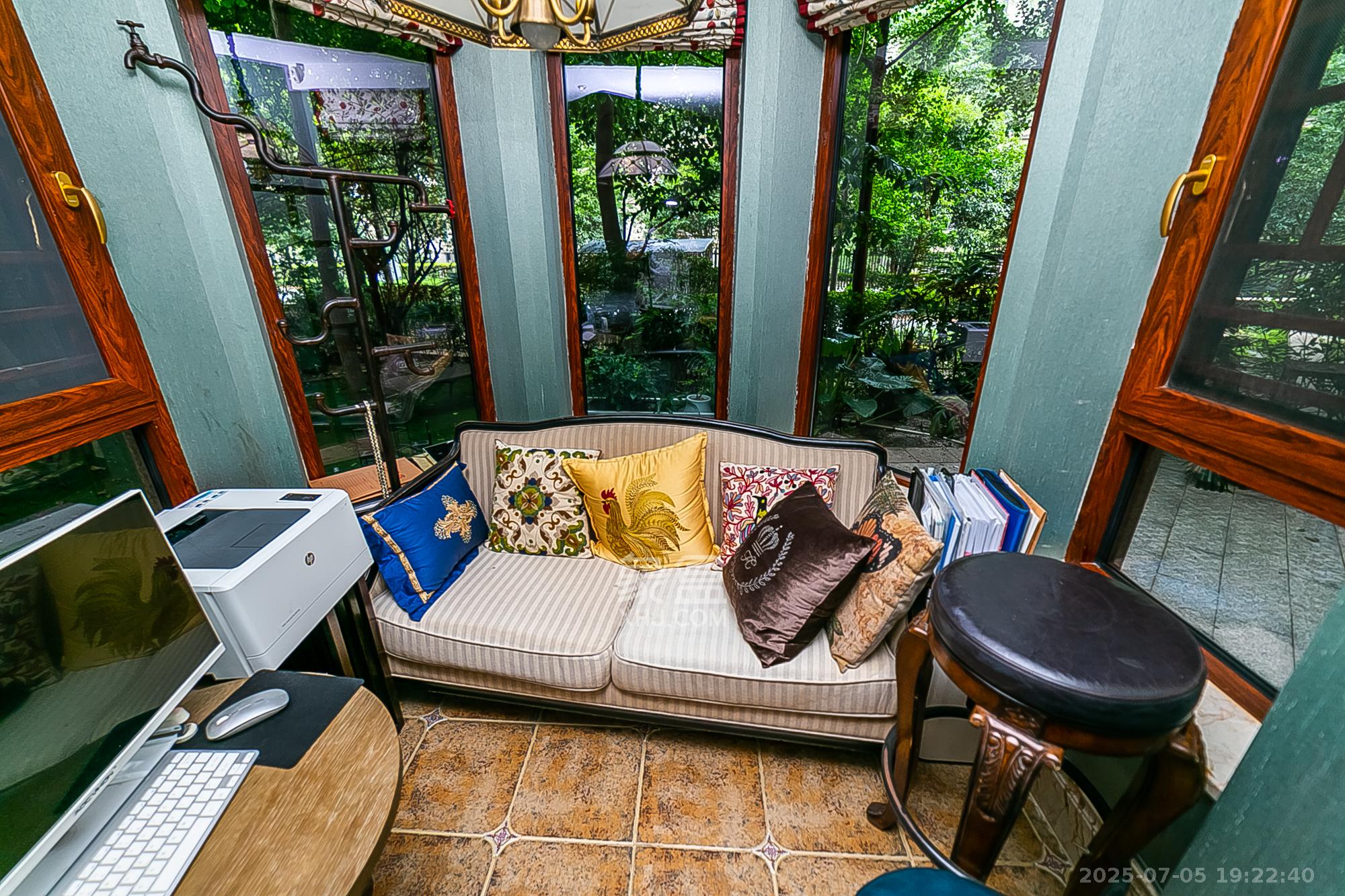 金域南外滩（望江佳园）  3室2厅2卫    348.0万阳台