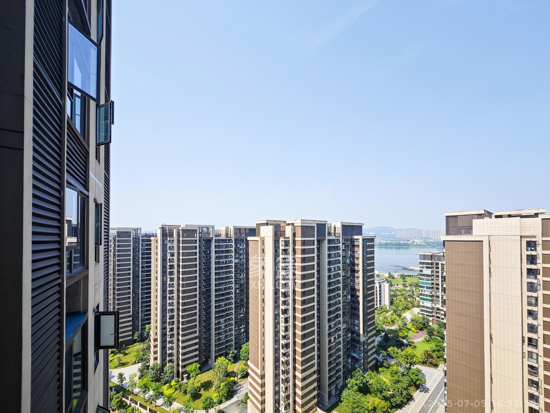 中欣楚天御府E区  5室2厅3卫   200.00万其他