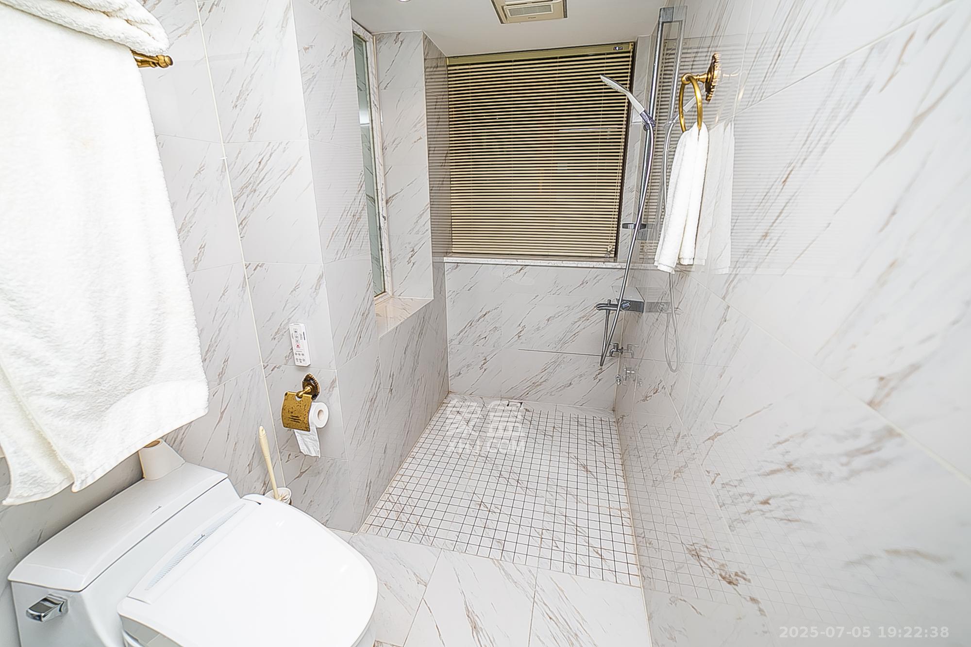 金域南外滩（望江佳园）  3室2厅2卫    348.0万卫生间