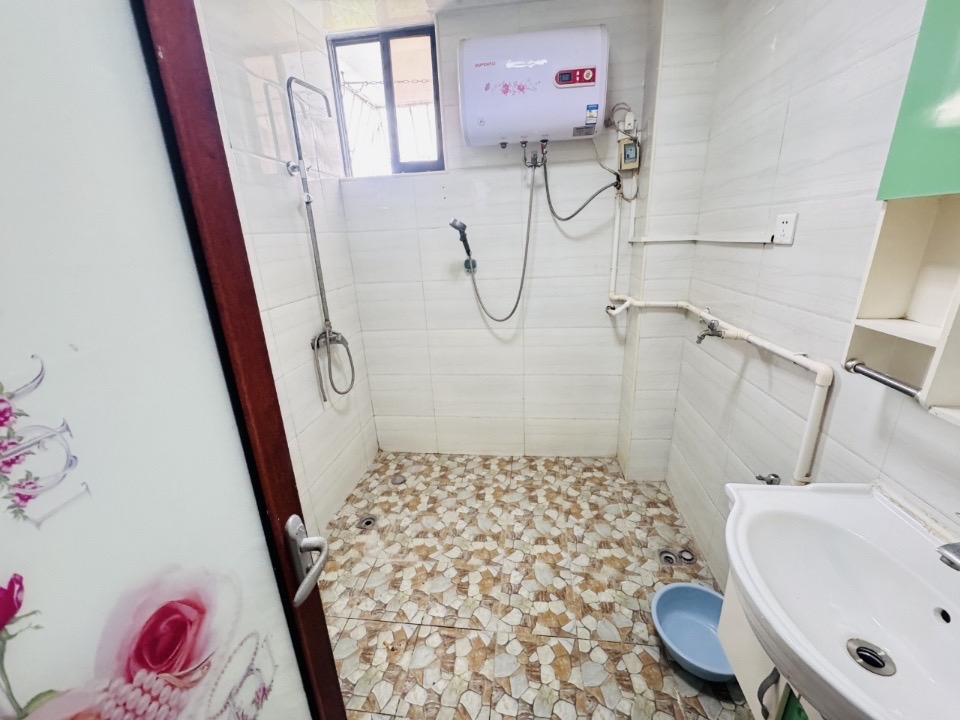龙泉小区  4室2厅2卫   99.00万客厅