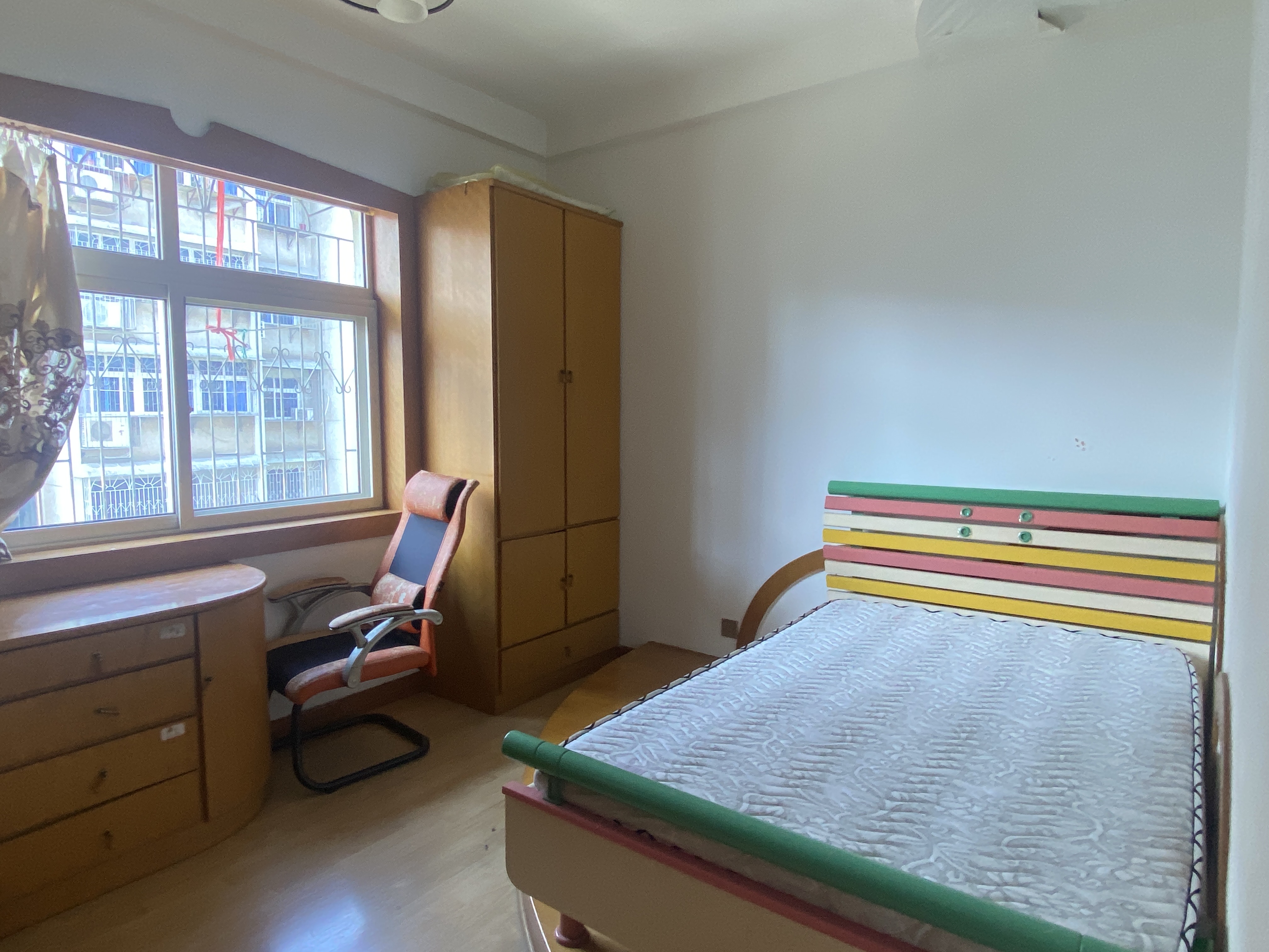 区税务局家属楼  3室2厅2卫    58.0万客厅
