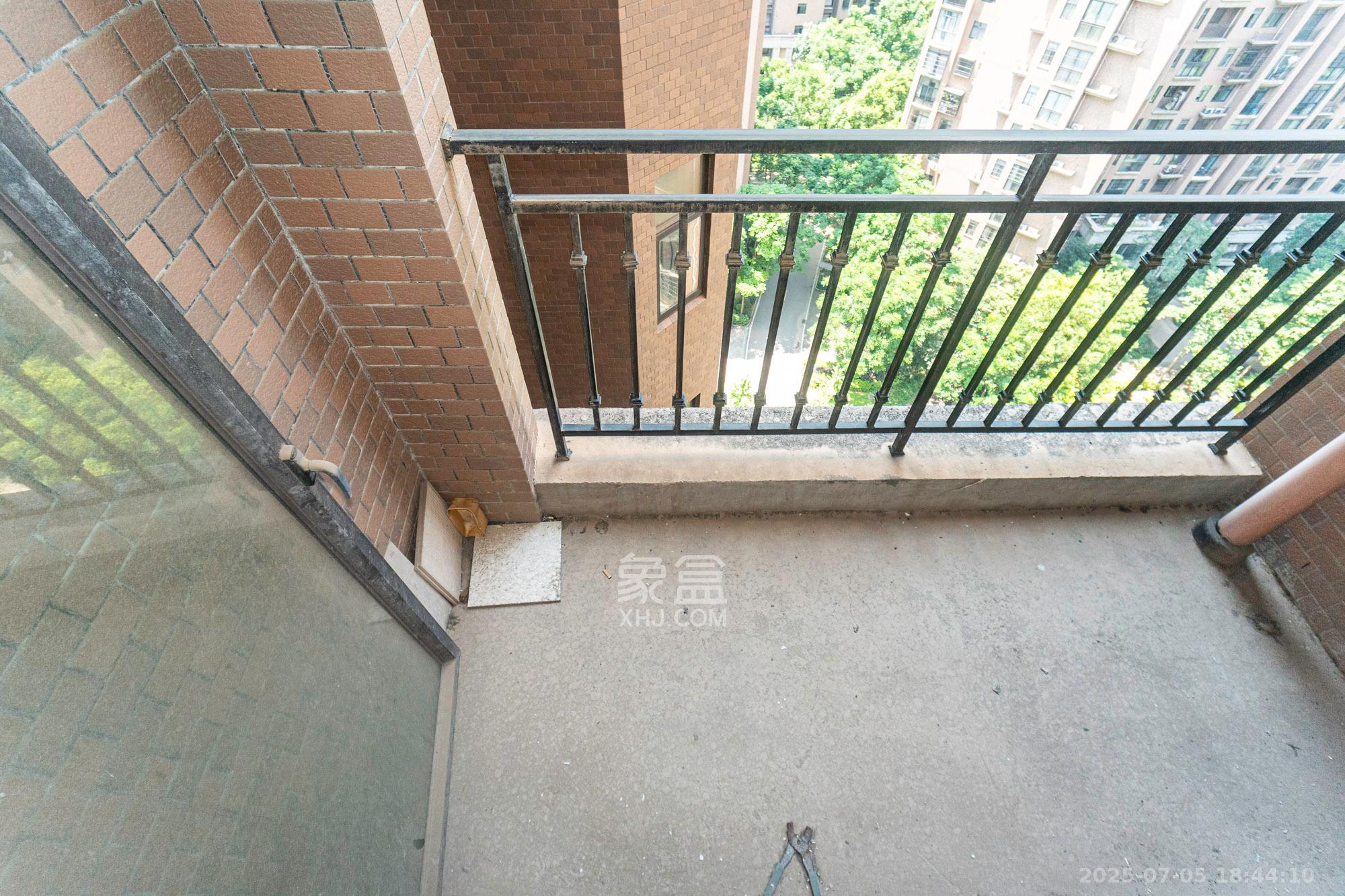 康桥长郡 4室2厅2卫 75.0万 康桥长郡 4室2厅2卫 75.0万阳台